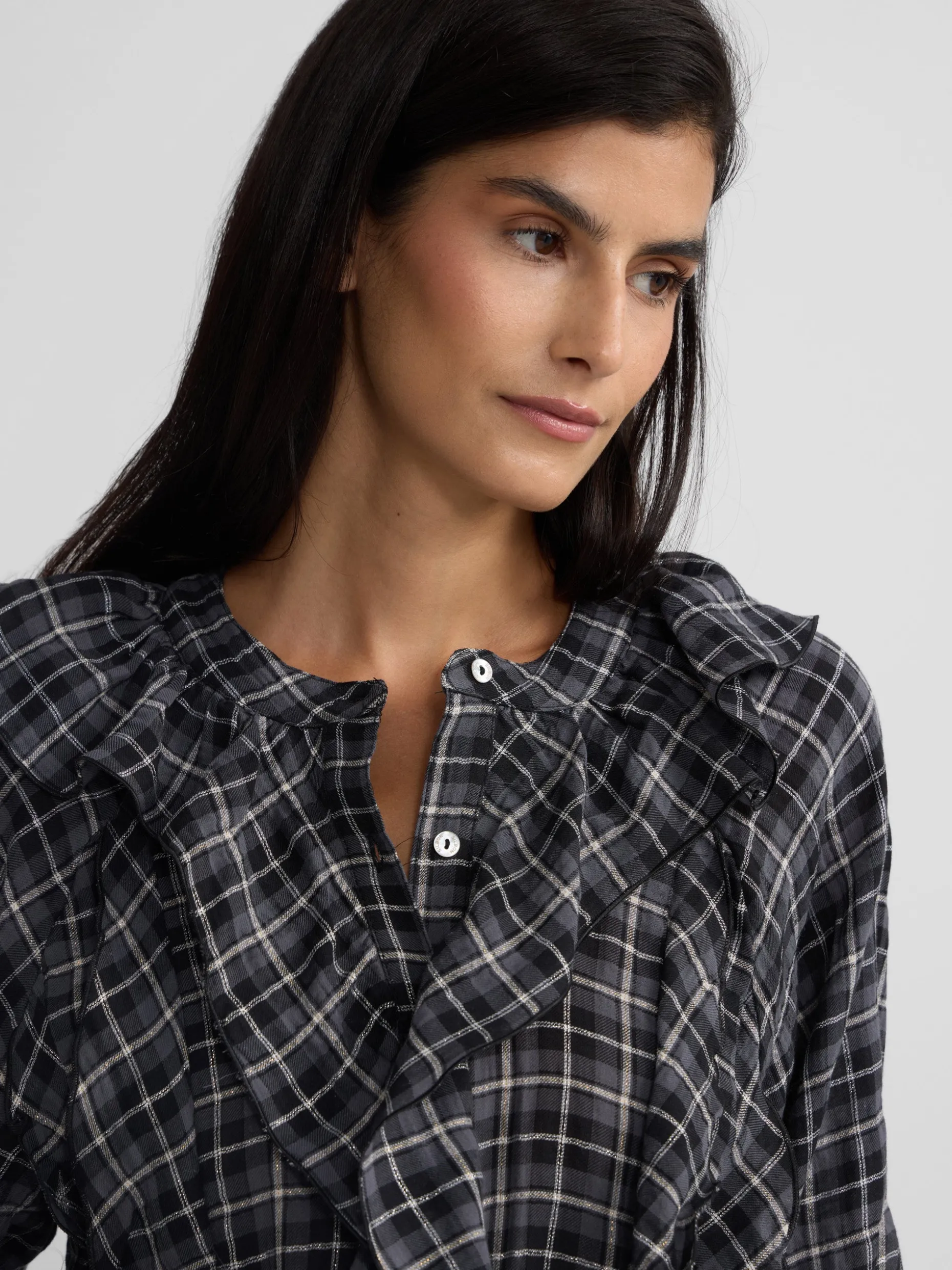 Blusa chorreras cuadros negros