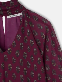 Blusa cuello estampado motivos burdeos