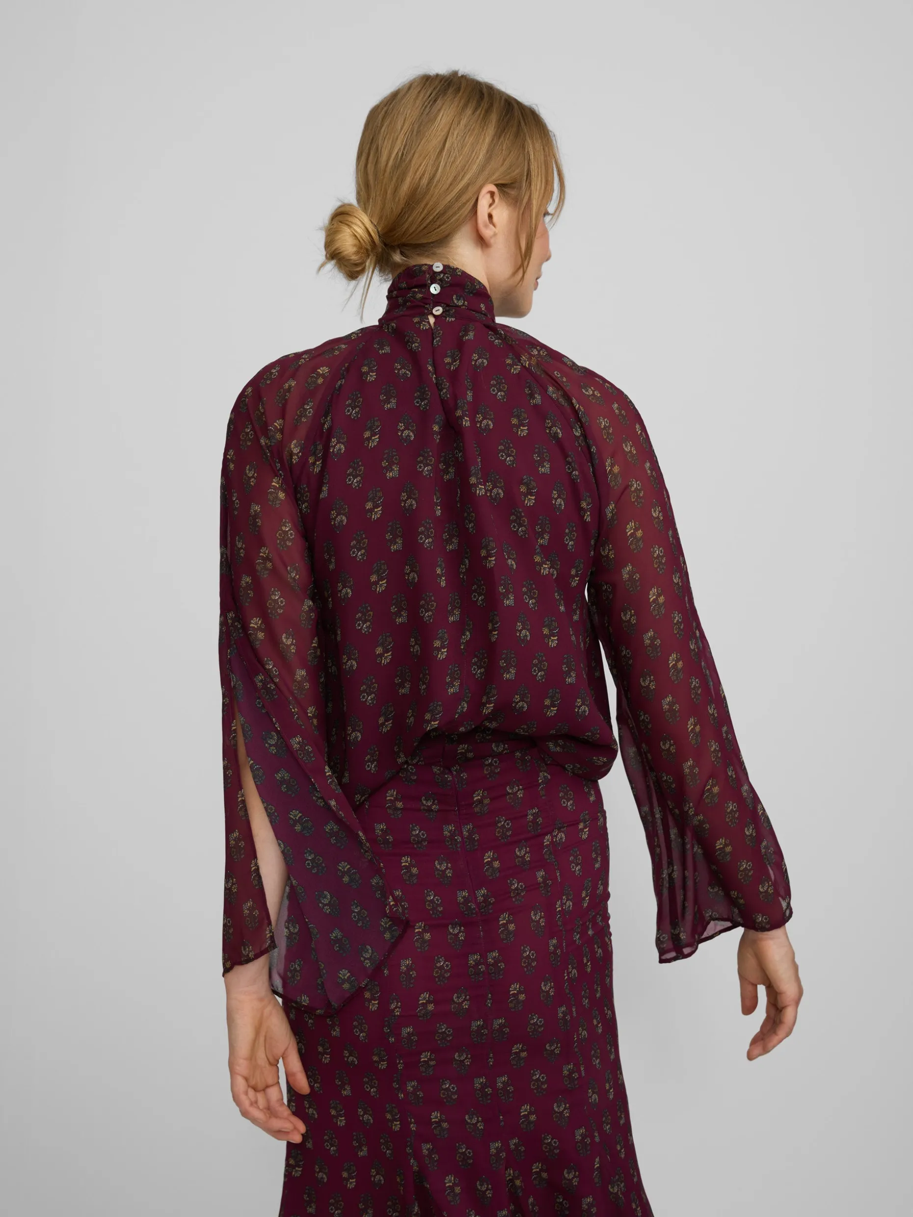 Blusa cuello estampado motivos burdeos
