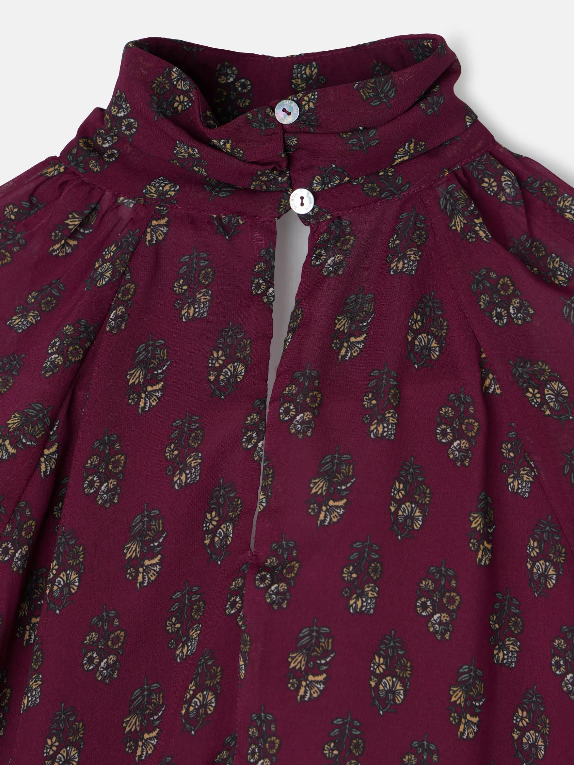 Blusa cuello estampado motivos burdeos