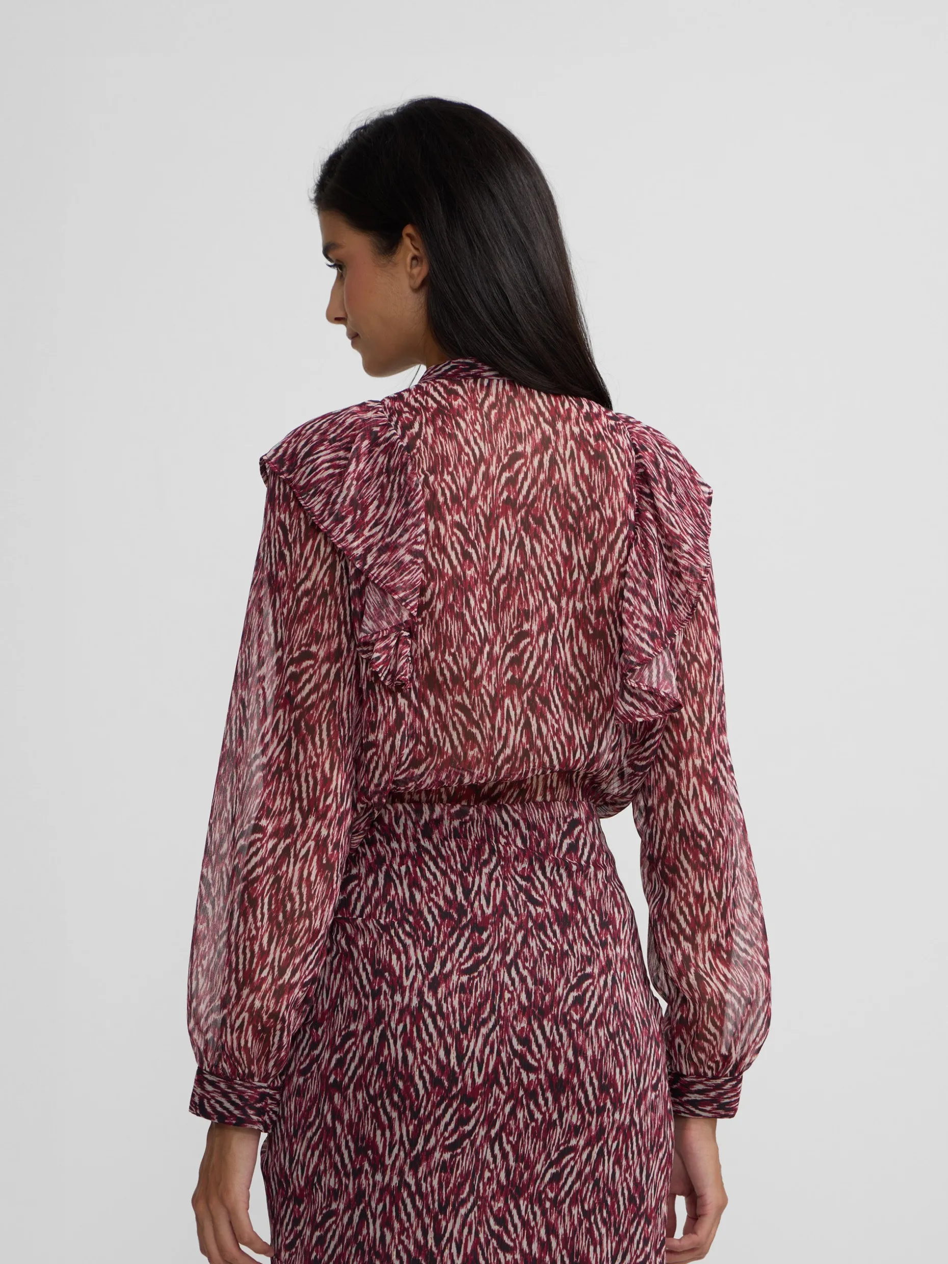 Blusa volante estampado animal print burdeos