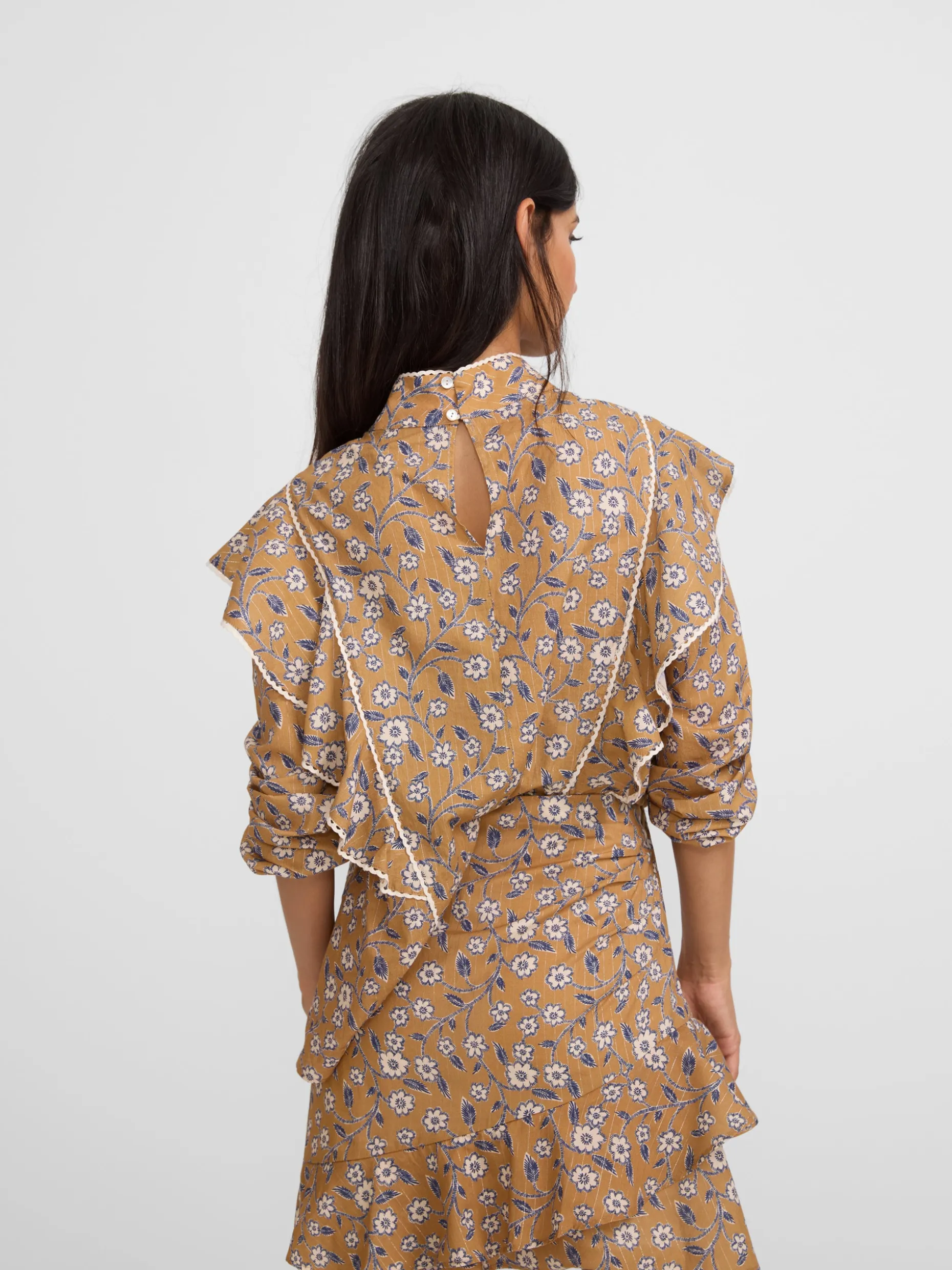 Blusa volantes estampado flores camel