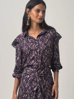 Camisa volantes hombro estampado ikat morados