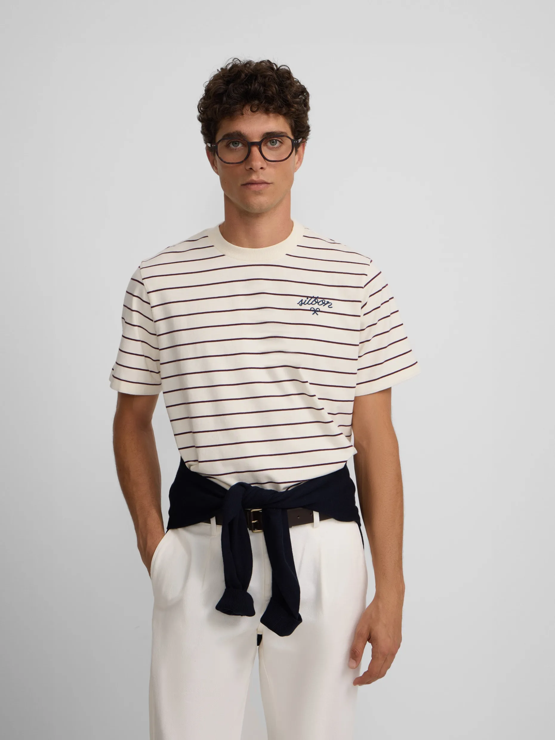 Camiseta raya fina burdeos crema