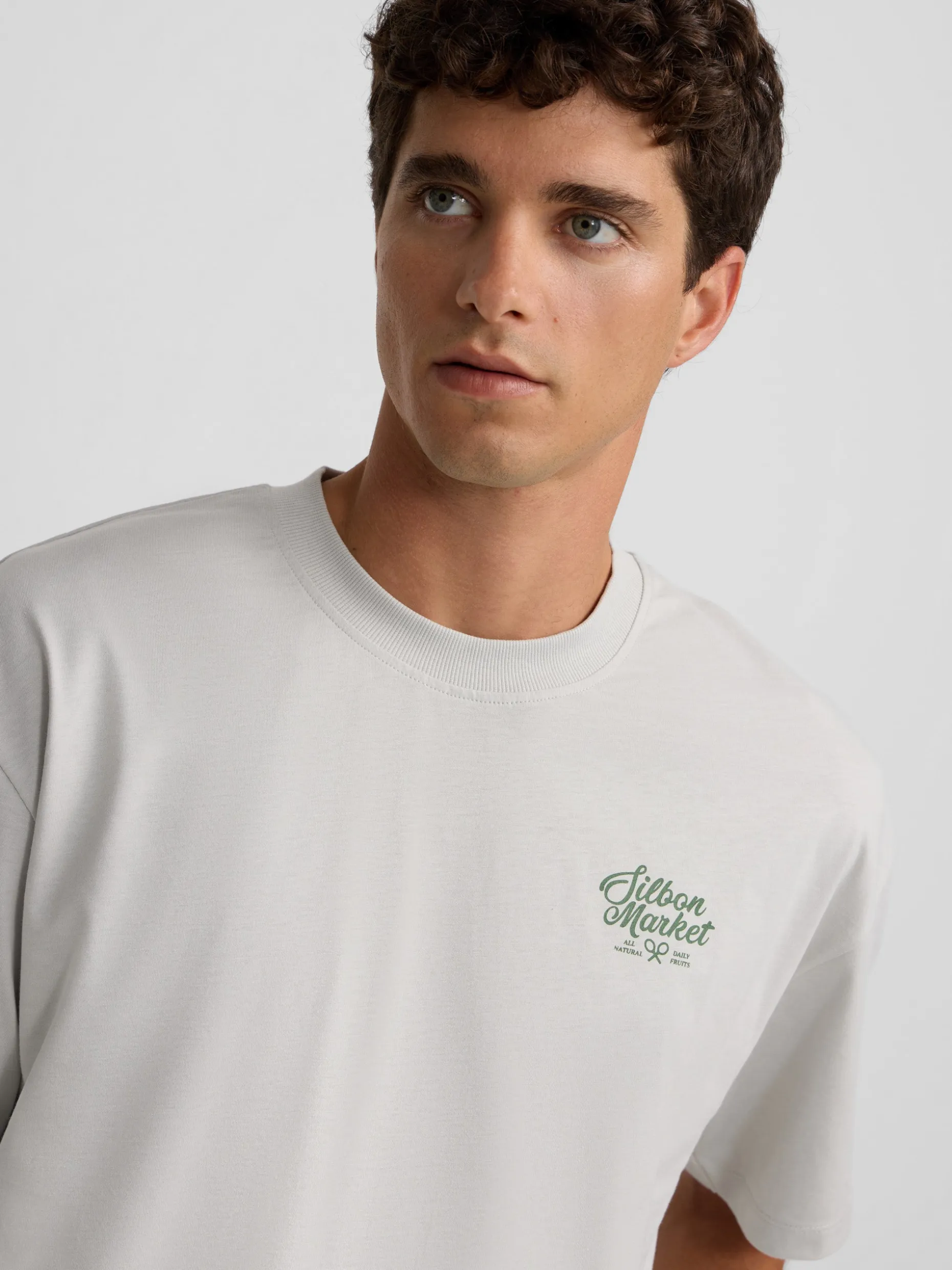 Camiseta relaxed fit market gris