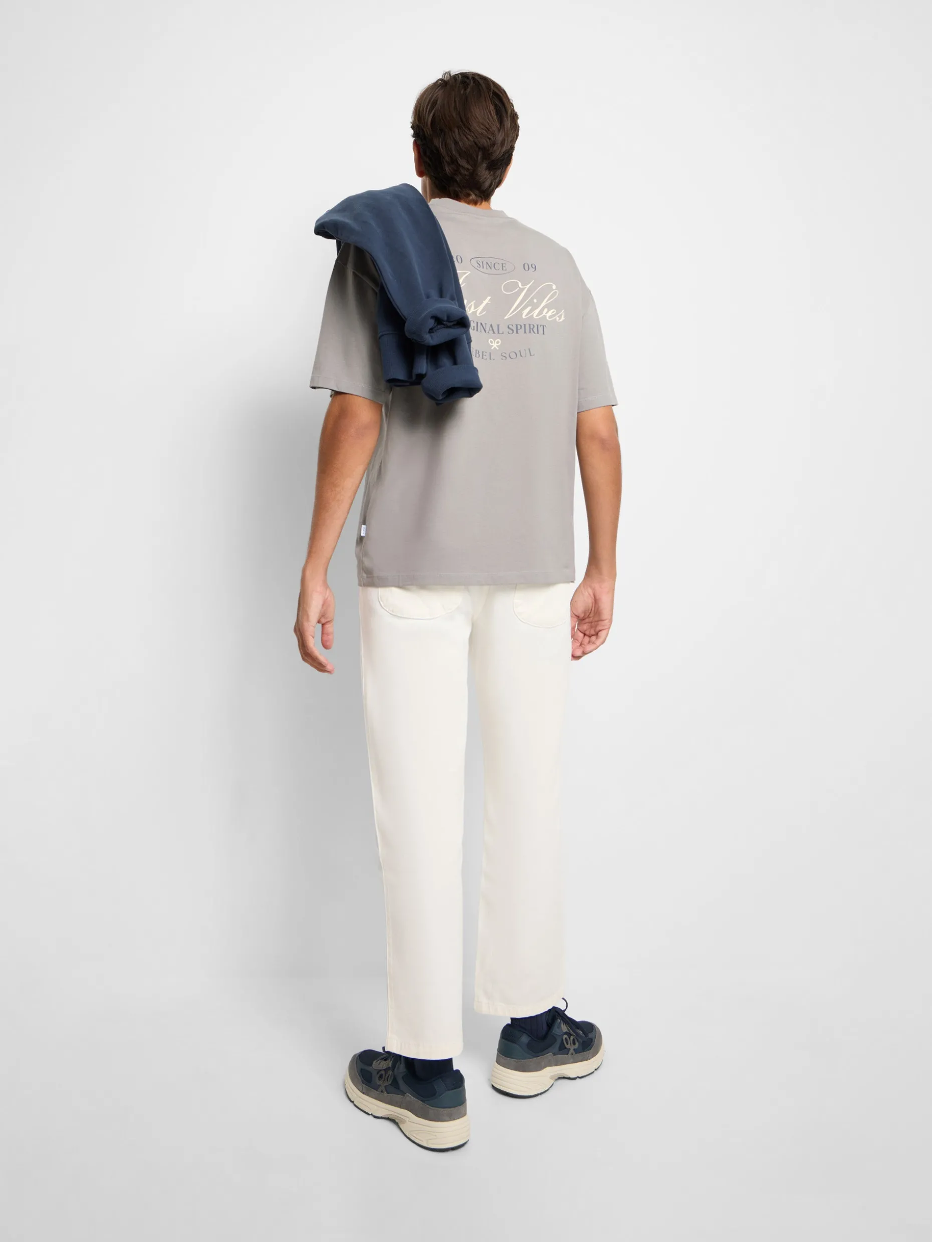 Camiseta relaxed just vibes gris