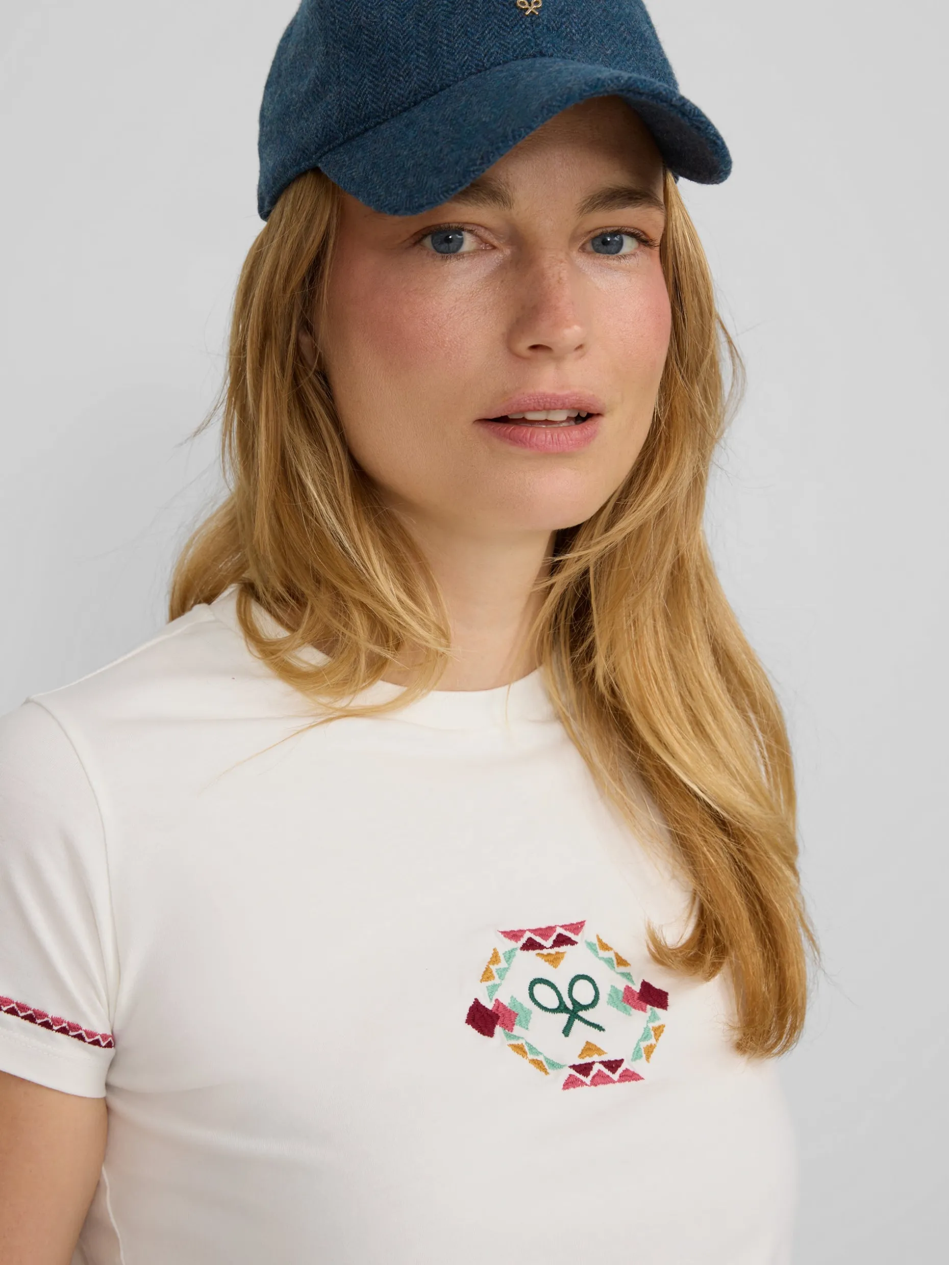 Camiseta woman bordado etnico multicolor blanca