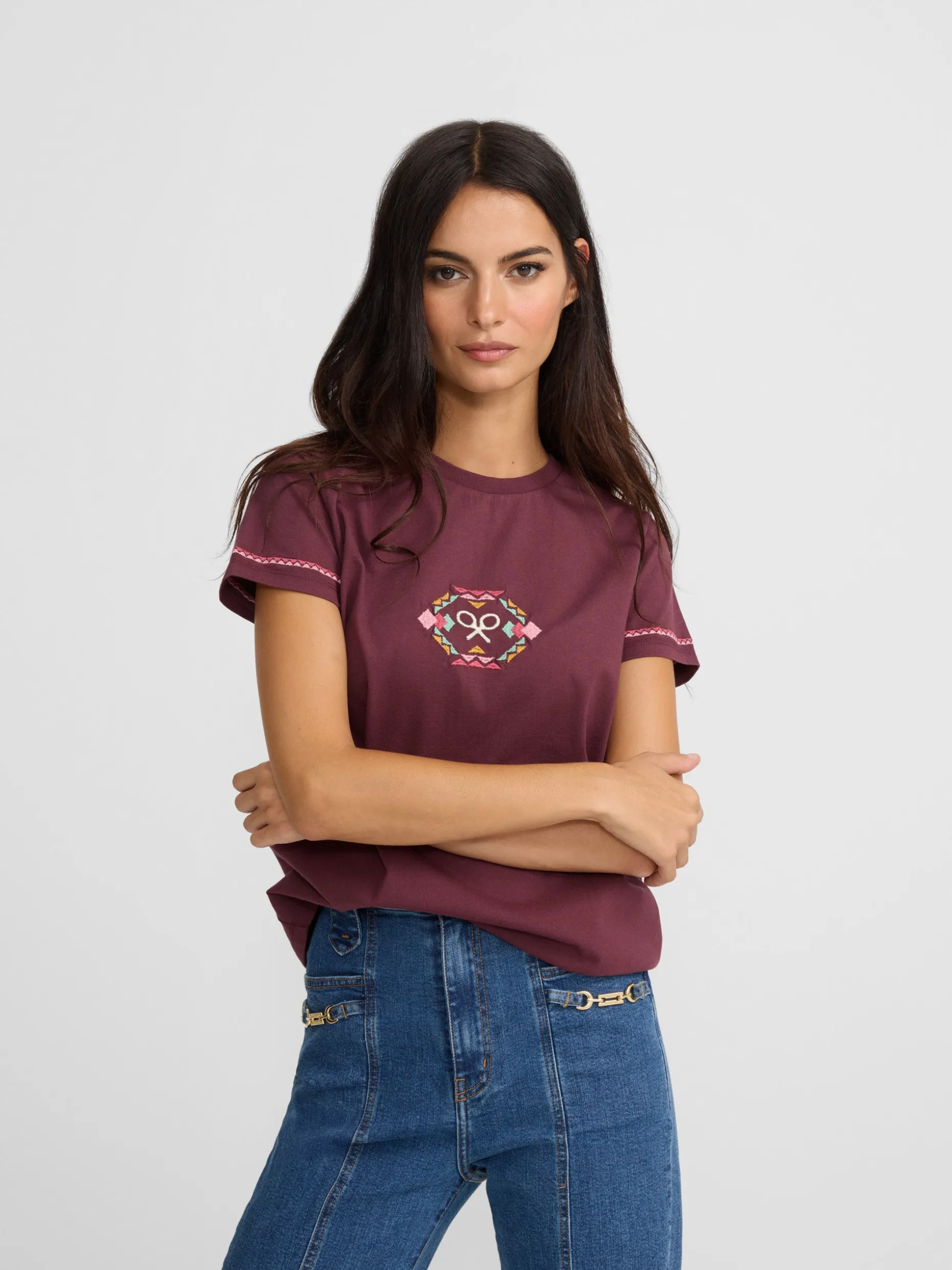 Camiseta woman bordado etnico multicolor granate