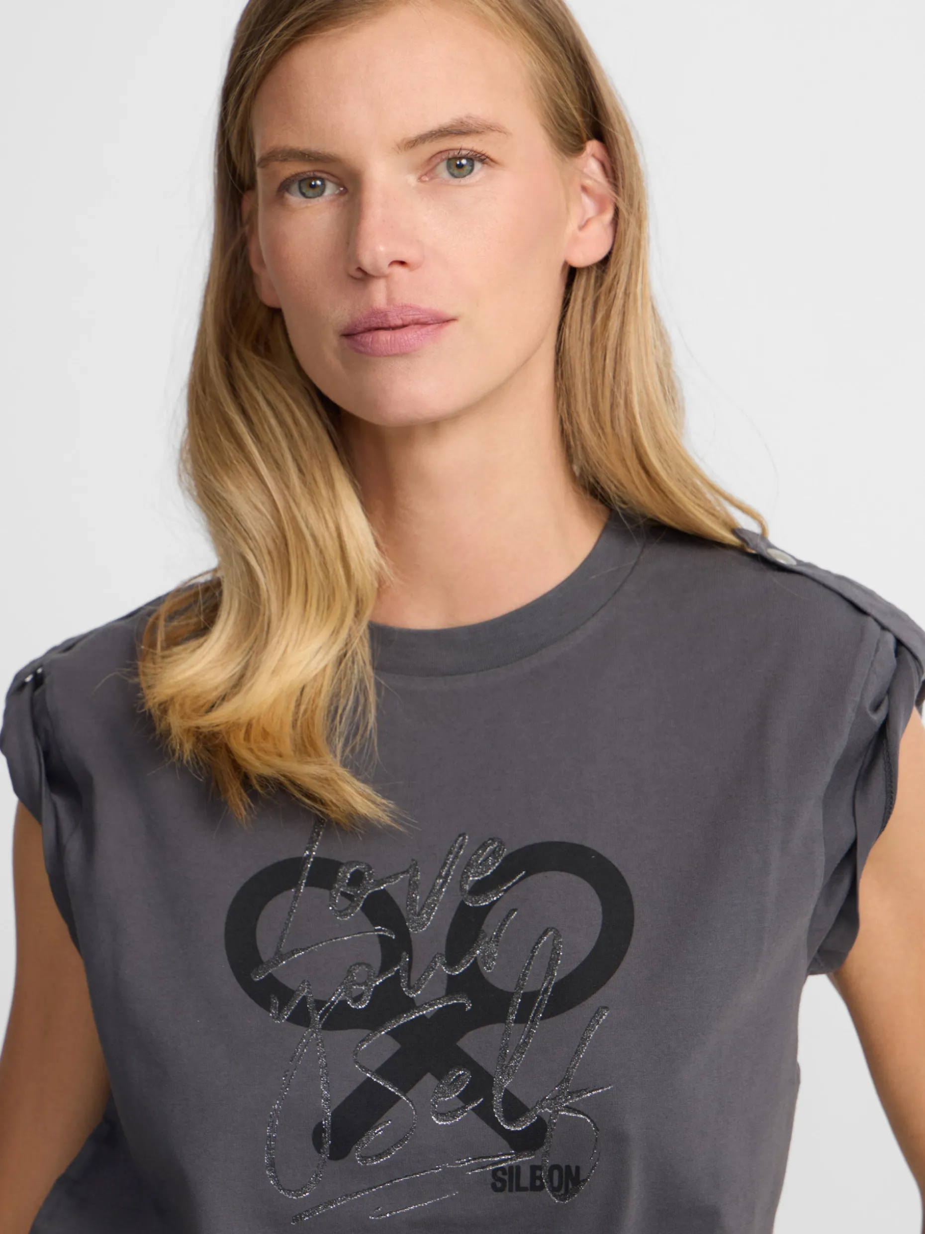Camiseta woman manga roll out negra