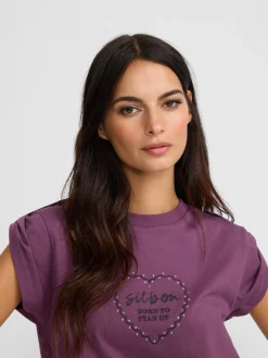 Camiseta woman roll out corazon tachas morado