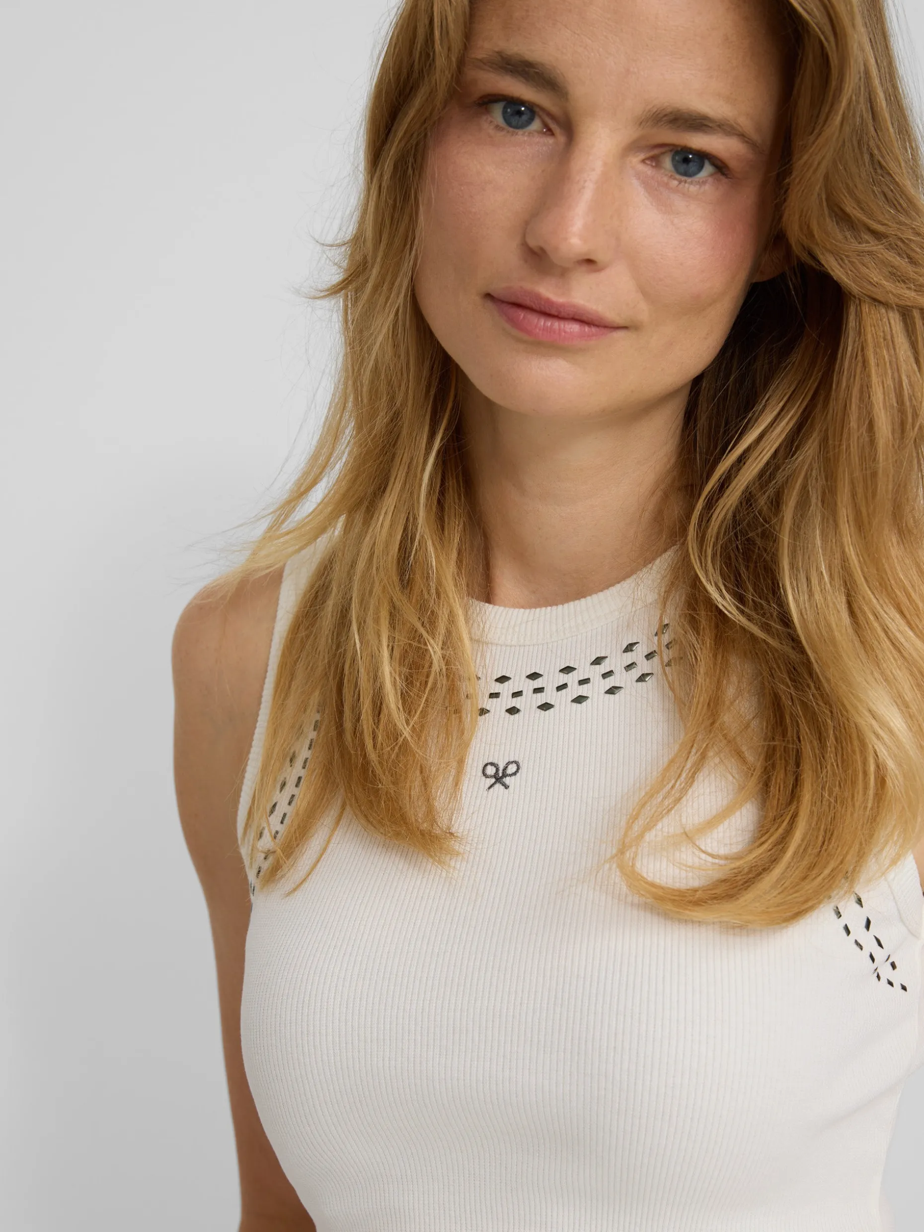 Camiseta woman tank top tachas blanca