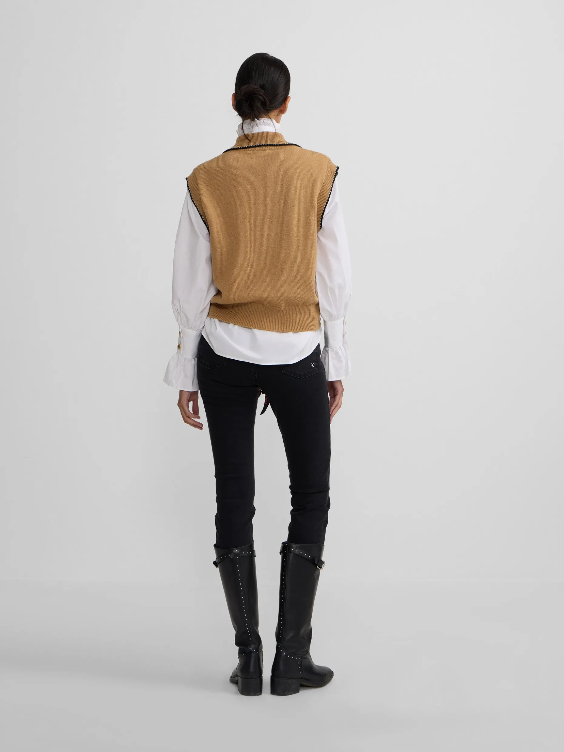 Chaleco detalles pespuntes camel