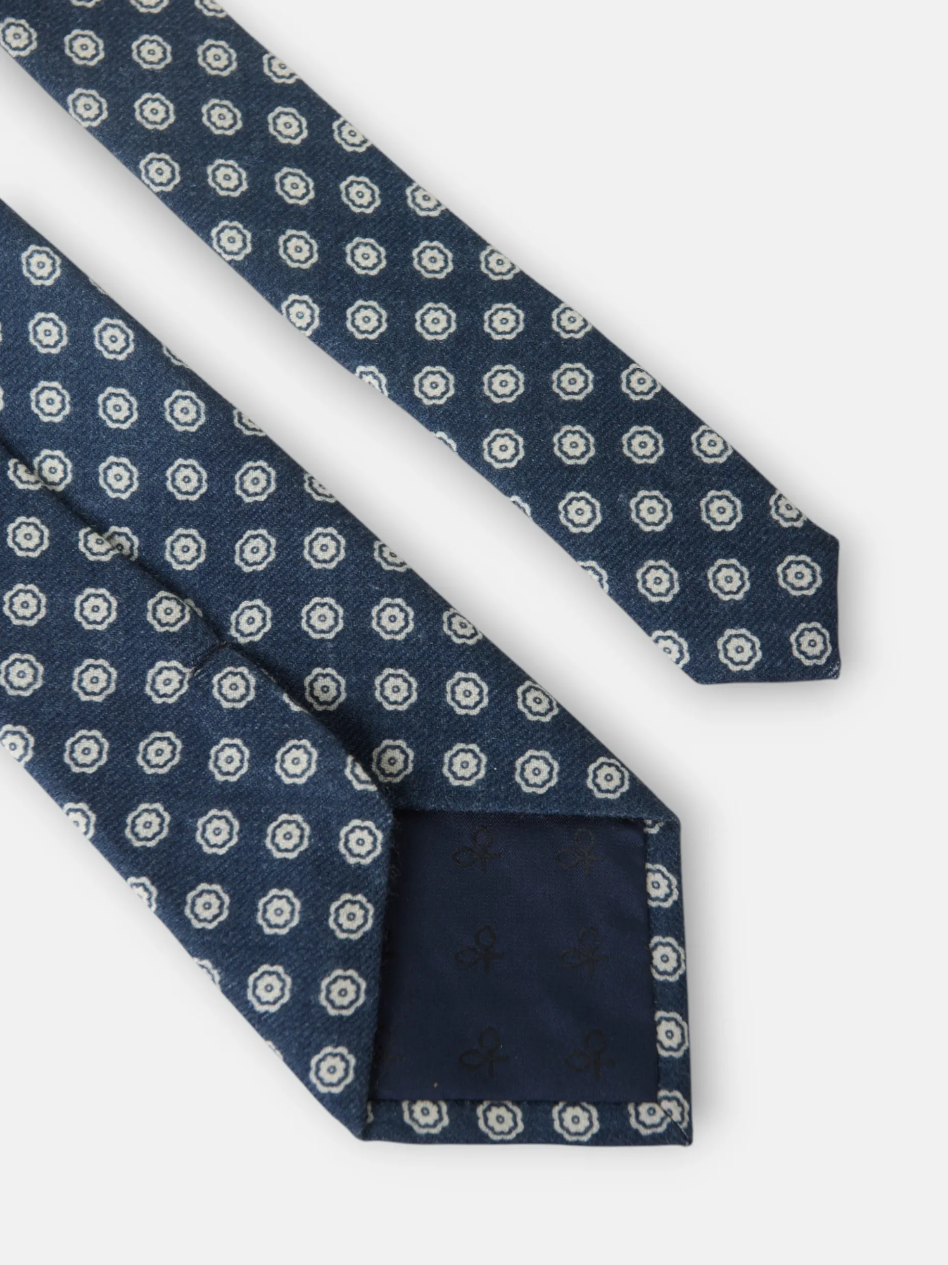 Corbata motivo flor azul marino