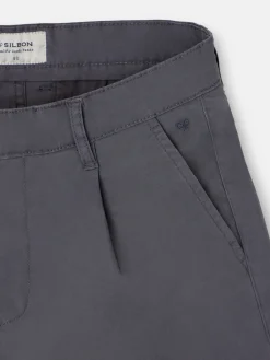Pantalon chino casual pinzas gris oscuro