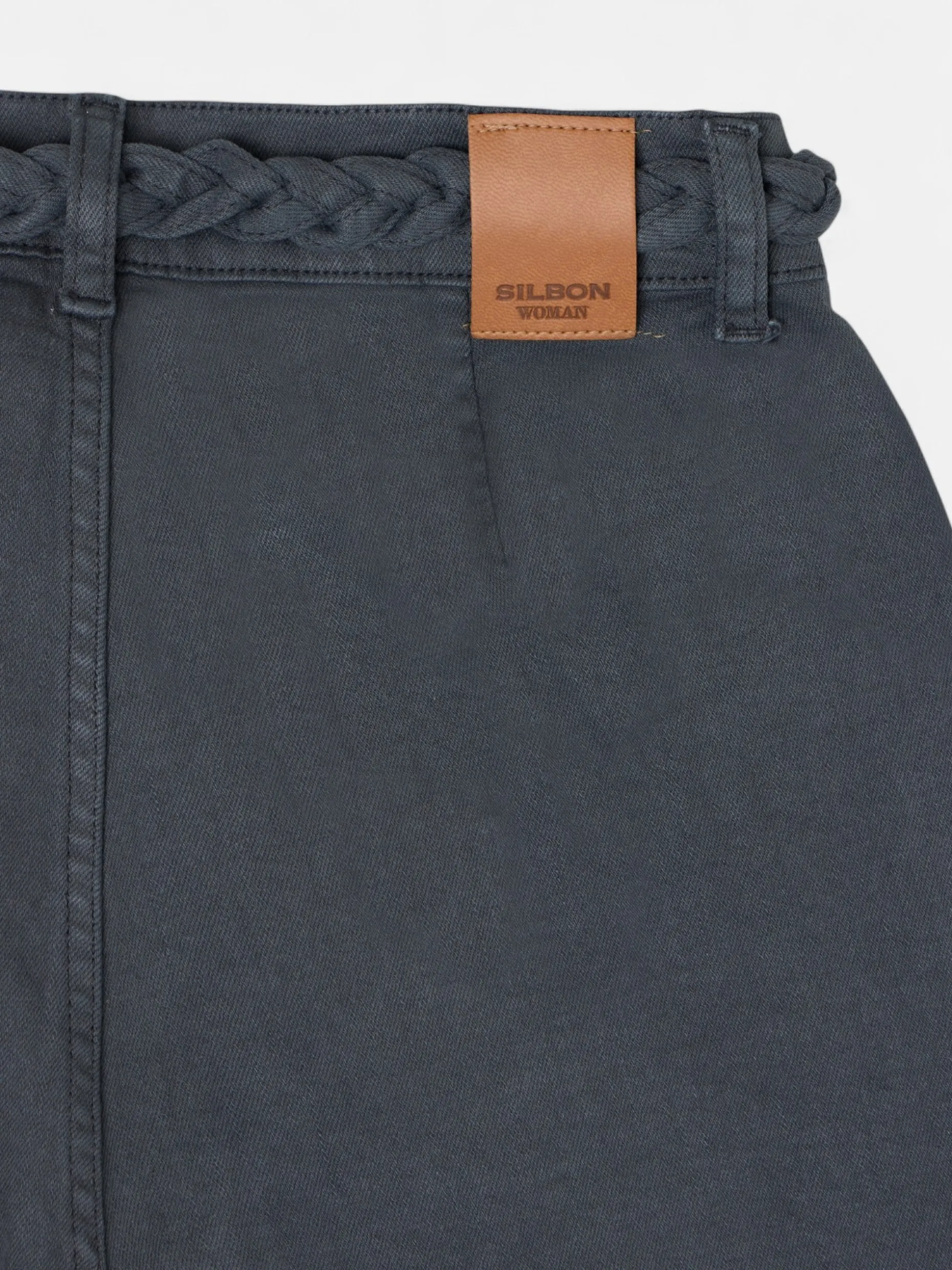 Pantalon denim cinturon trenza gris oscuro