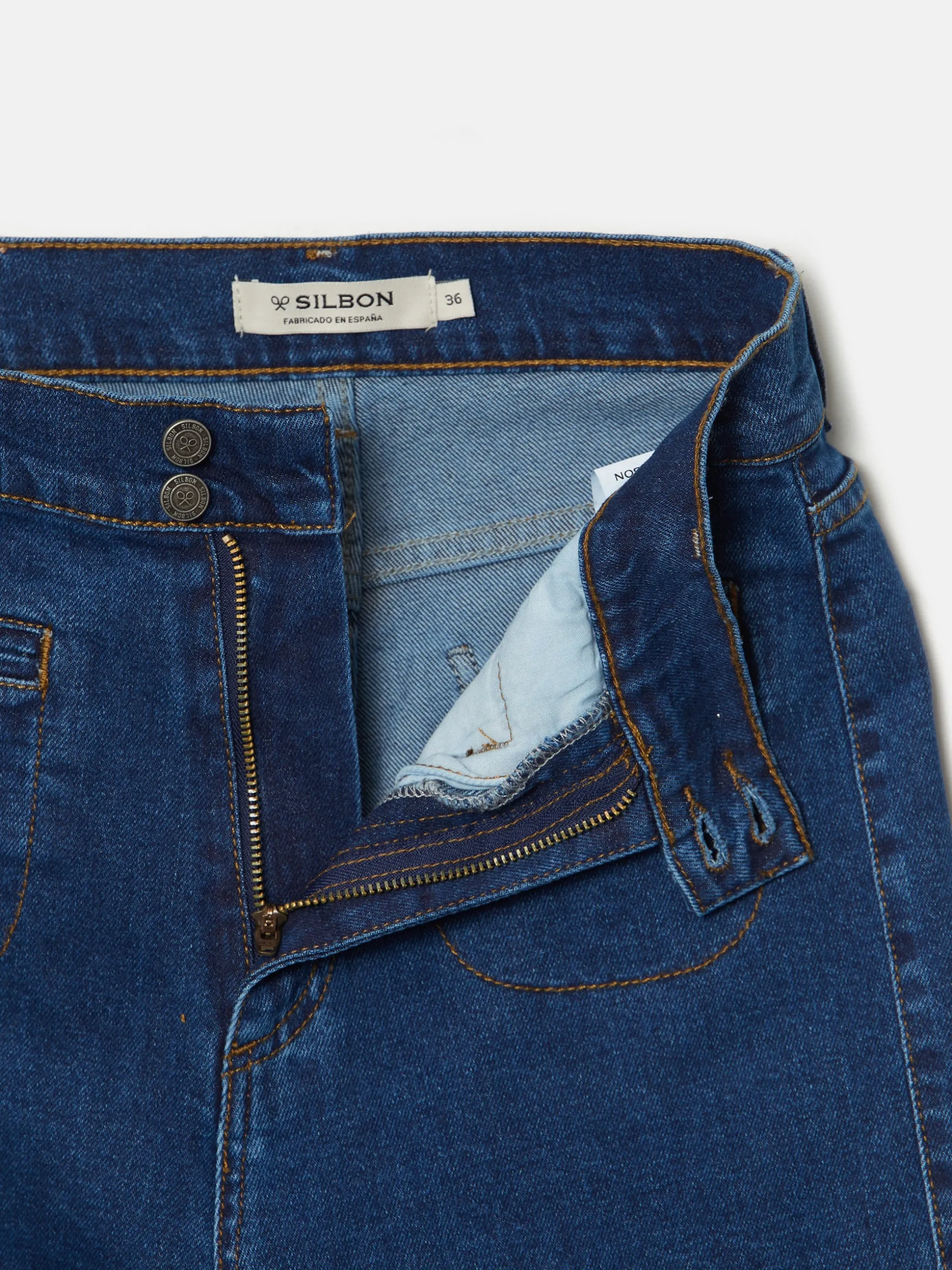 Pantalon denim flare bolsillos