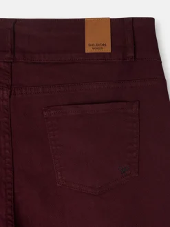 Pantalon denim vuelta burdeos