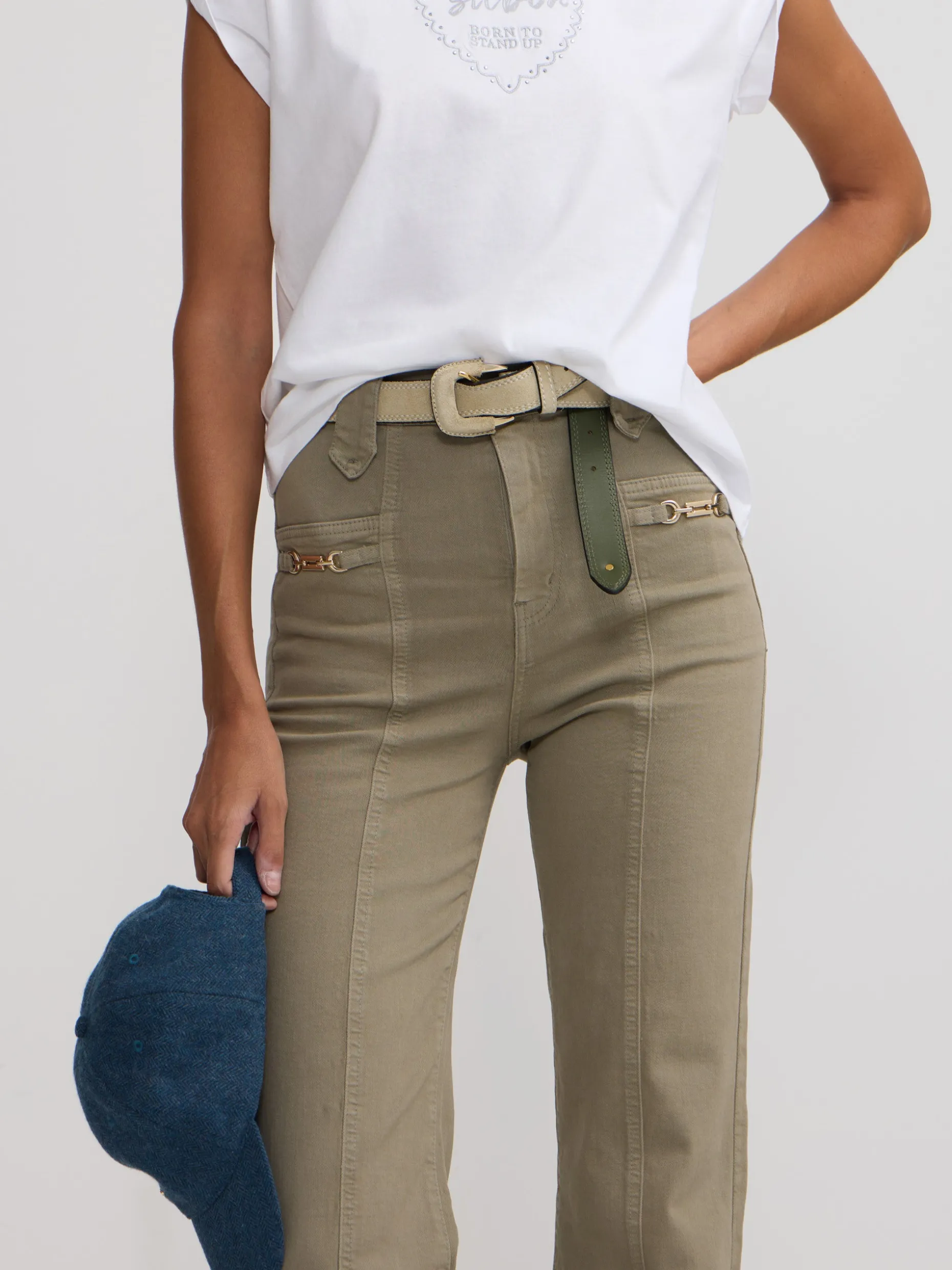 Pantalon recto detalle hebillas beige oscuro