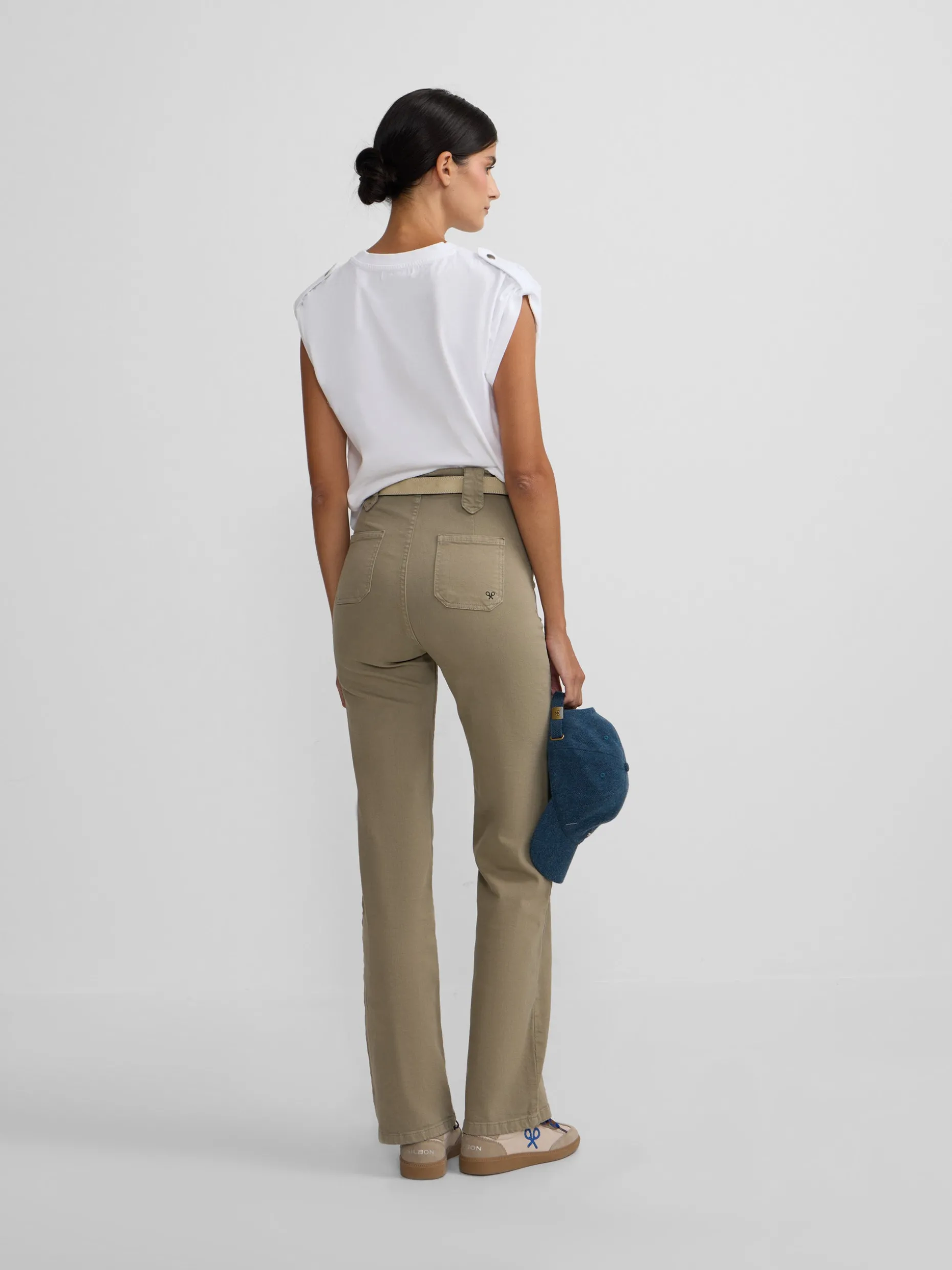 Pantalon recto detalle hebillas beige oscuro