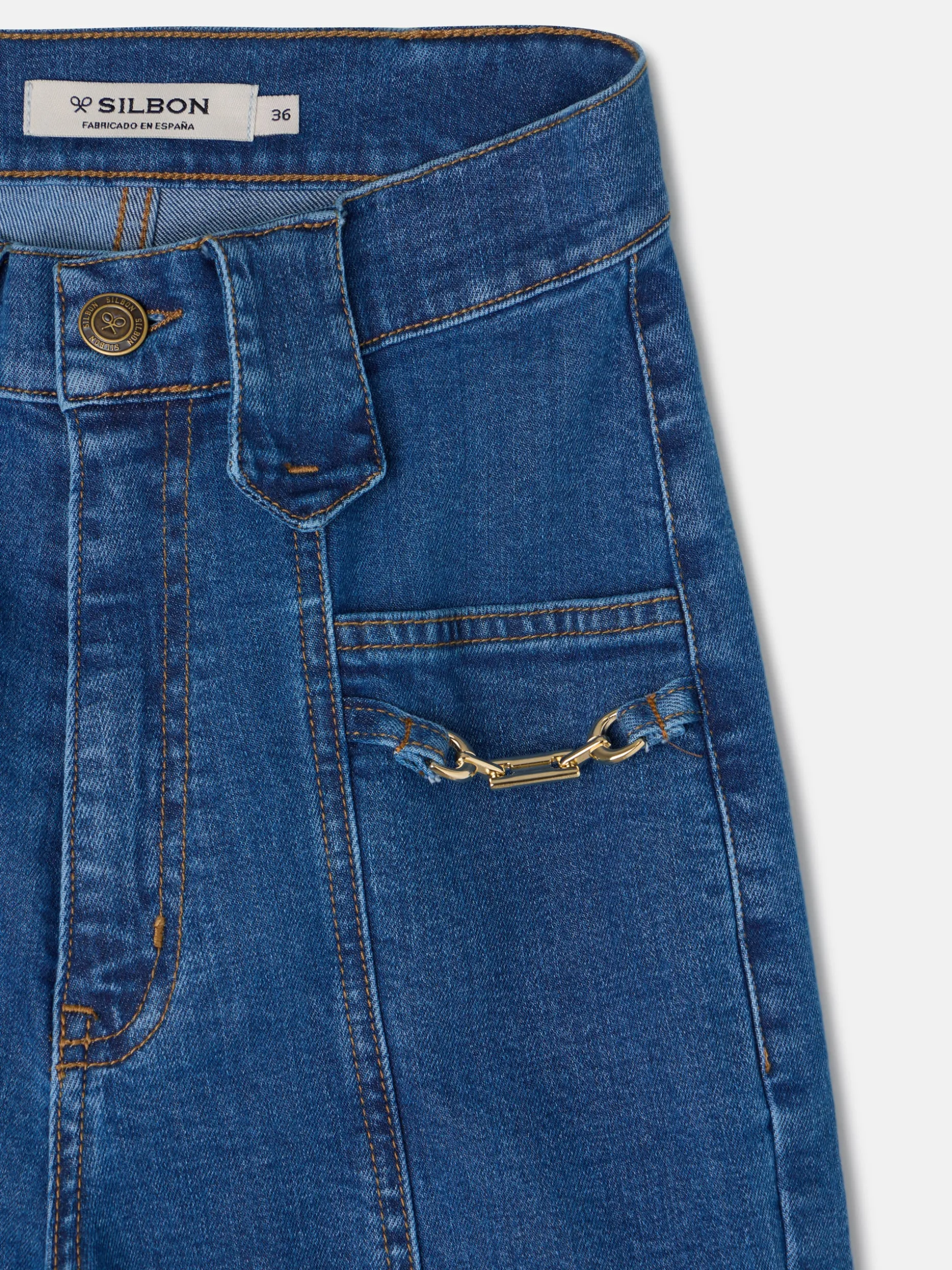 Pantalon recto detalle hebillas denim
