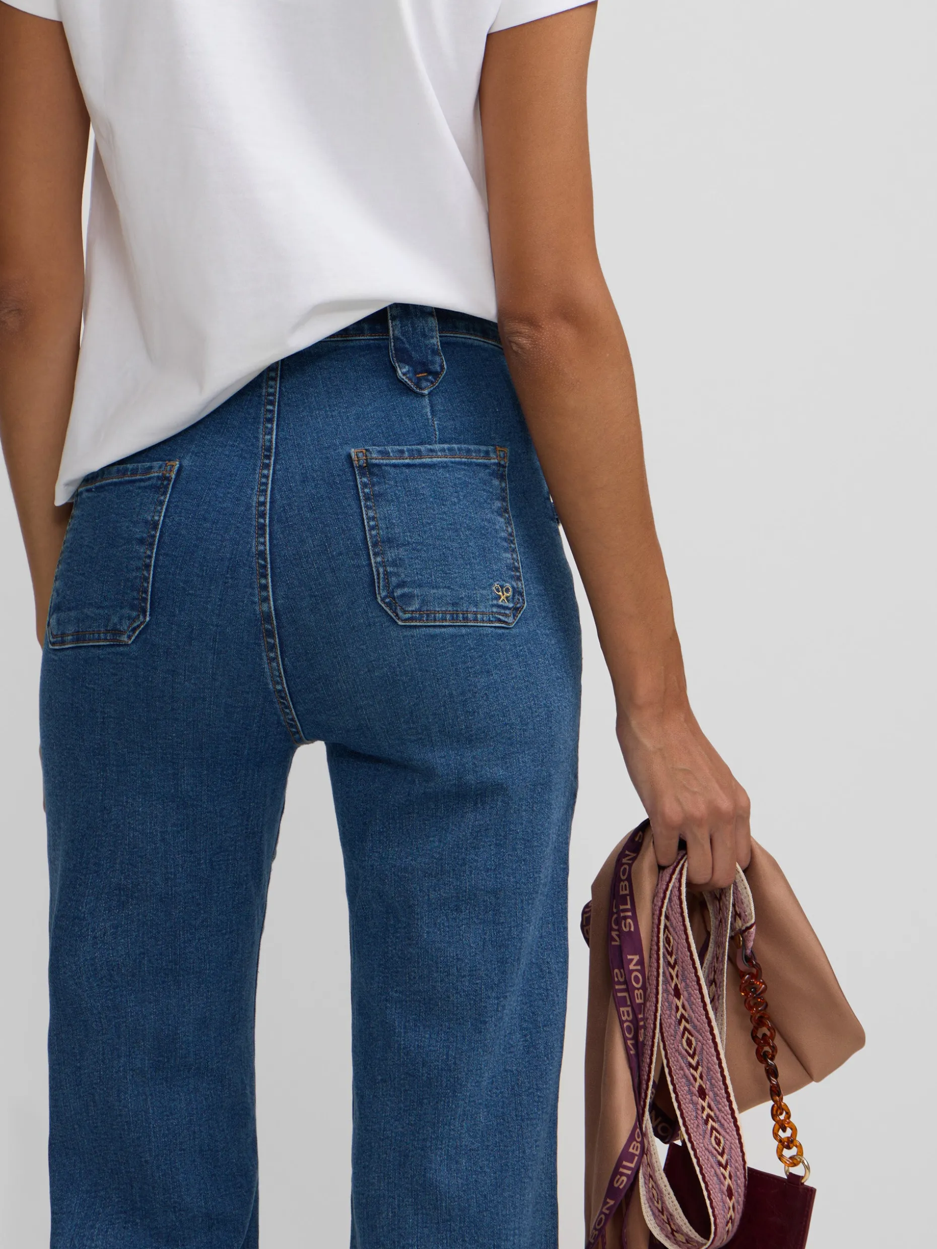 Pantalon recto detalle hebillas denim