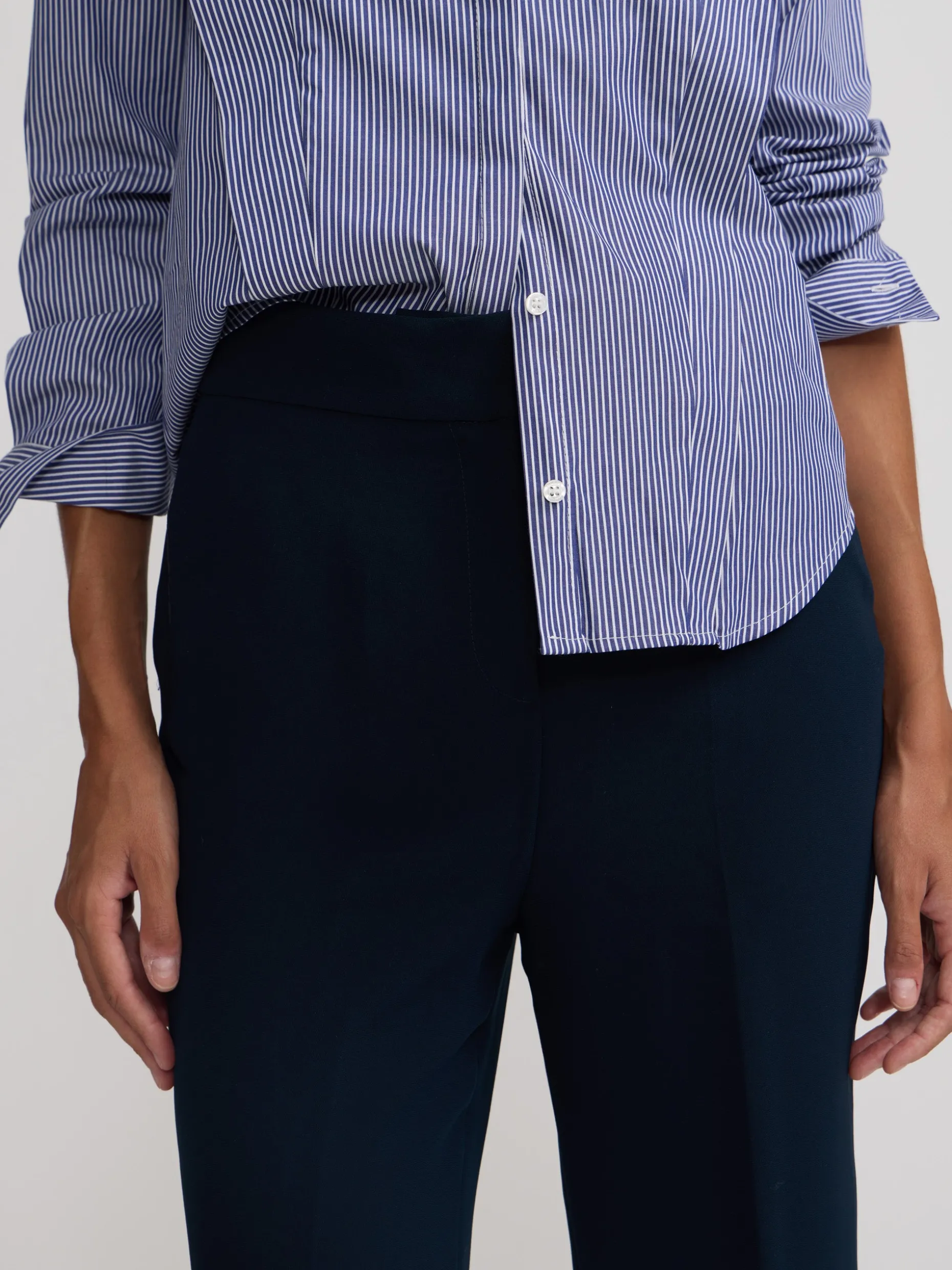 Pantalon vestir detalles saten marino