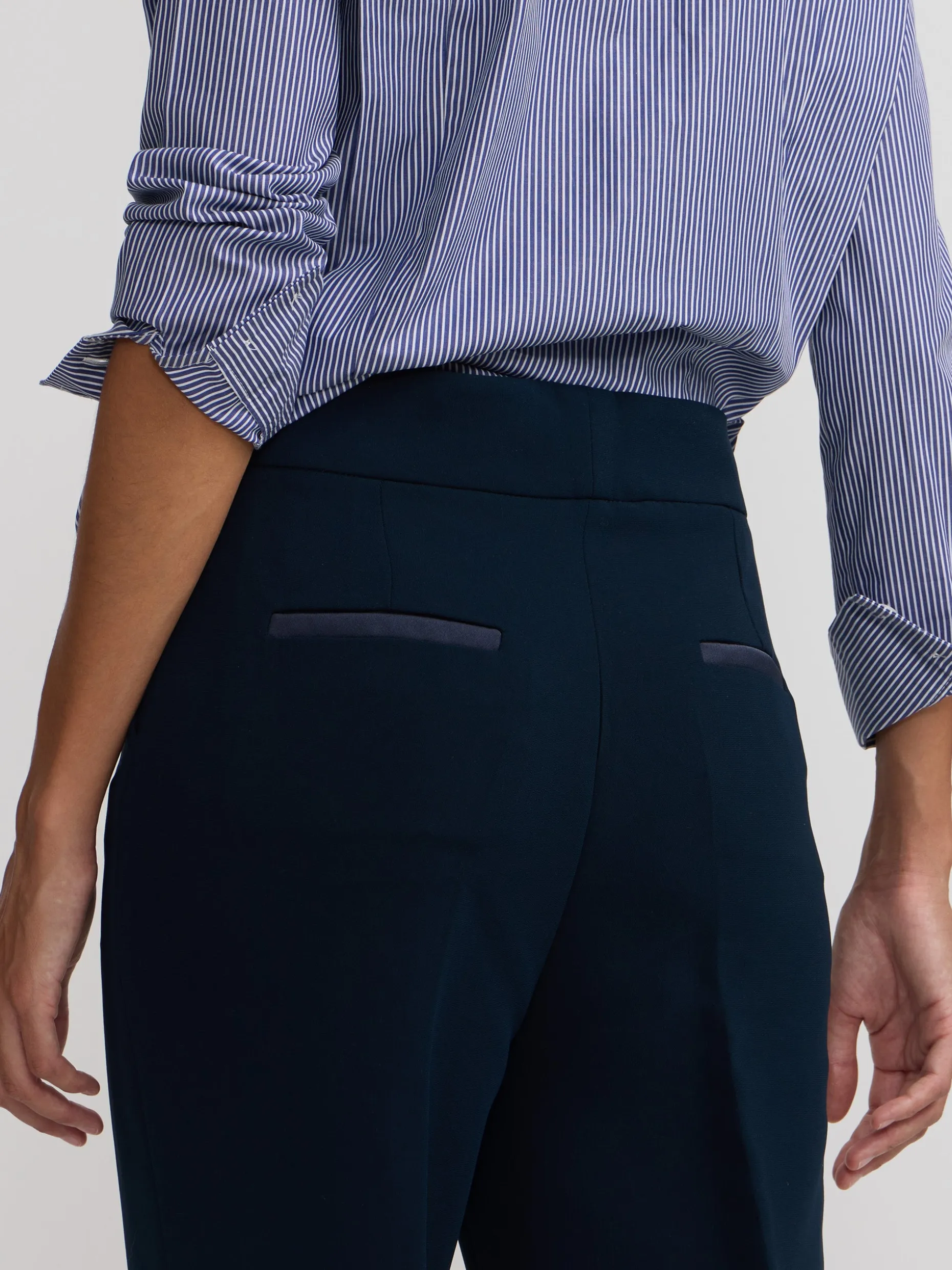 Pantalon vestir detalles saten marino