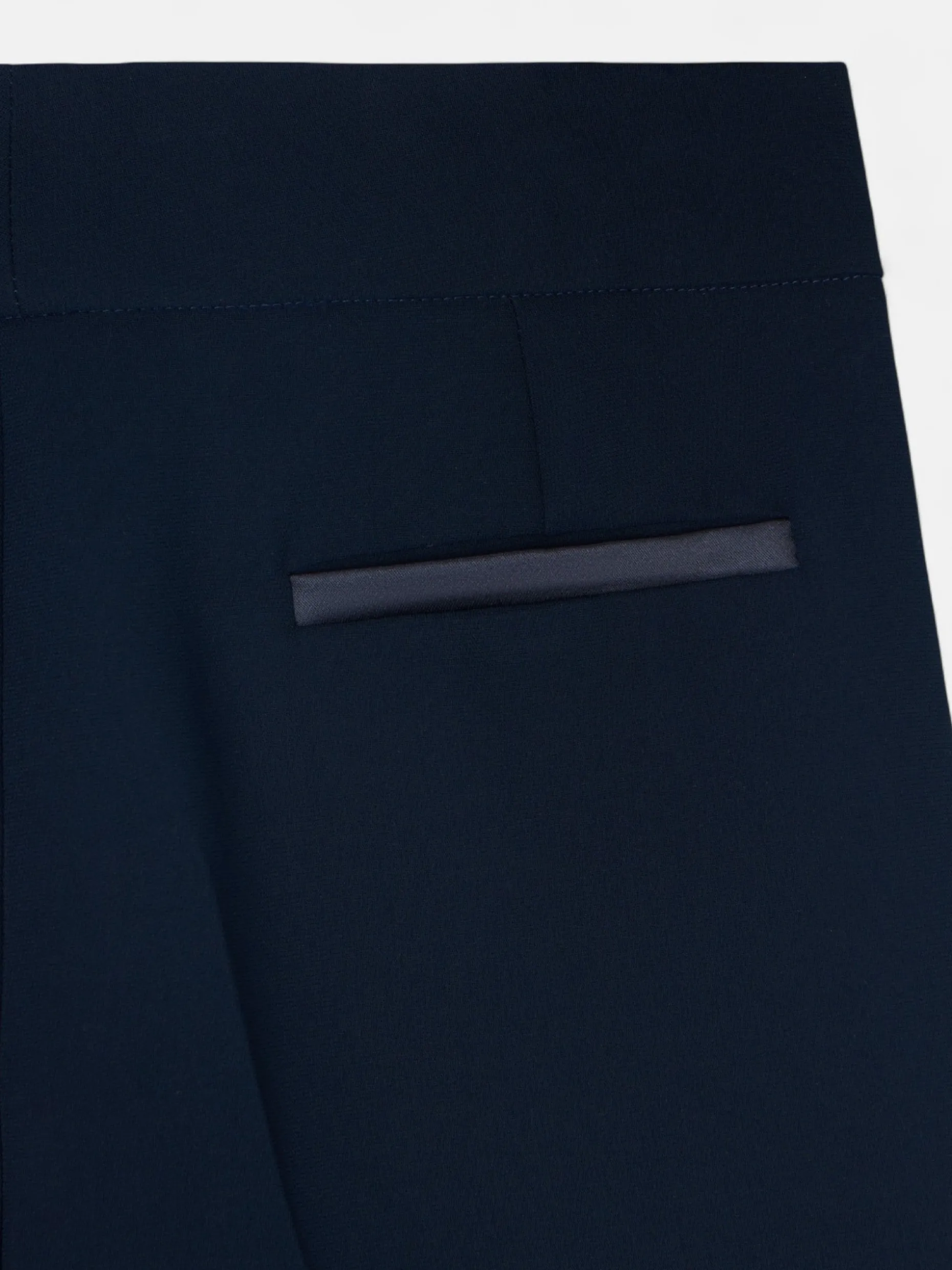 Pantalon vestir detalles saten marino
