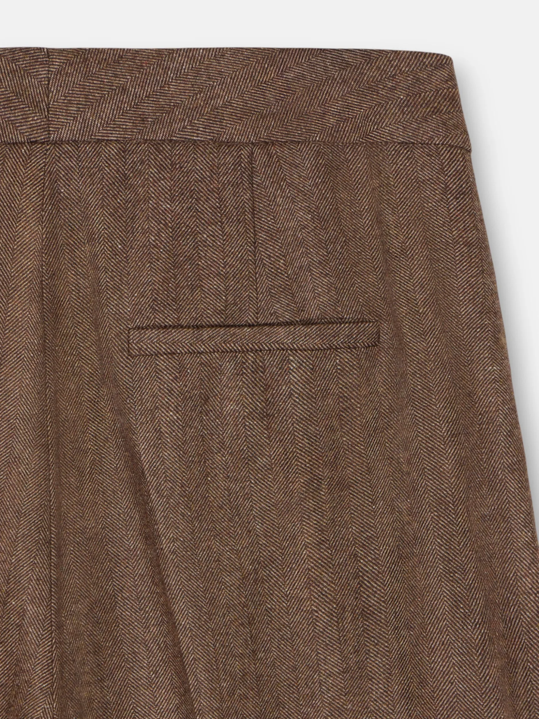 Pantalon vestir detalles espiga marron