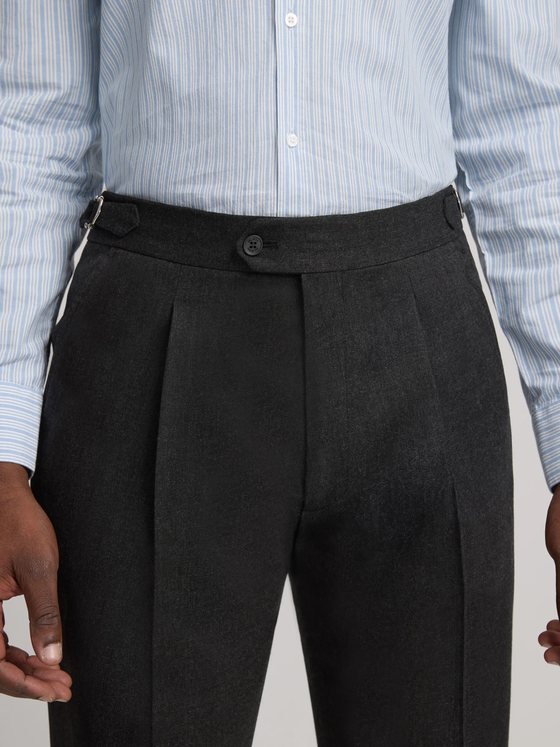 Pantalon vestir pinzas gris oscuro