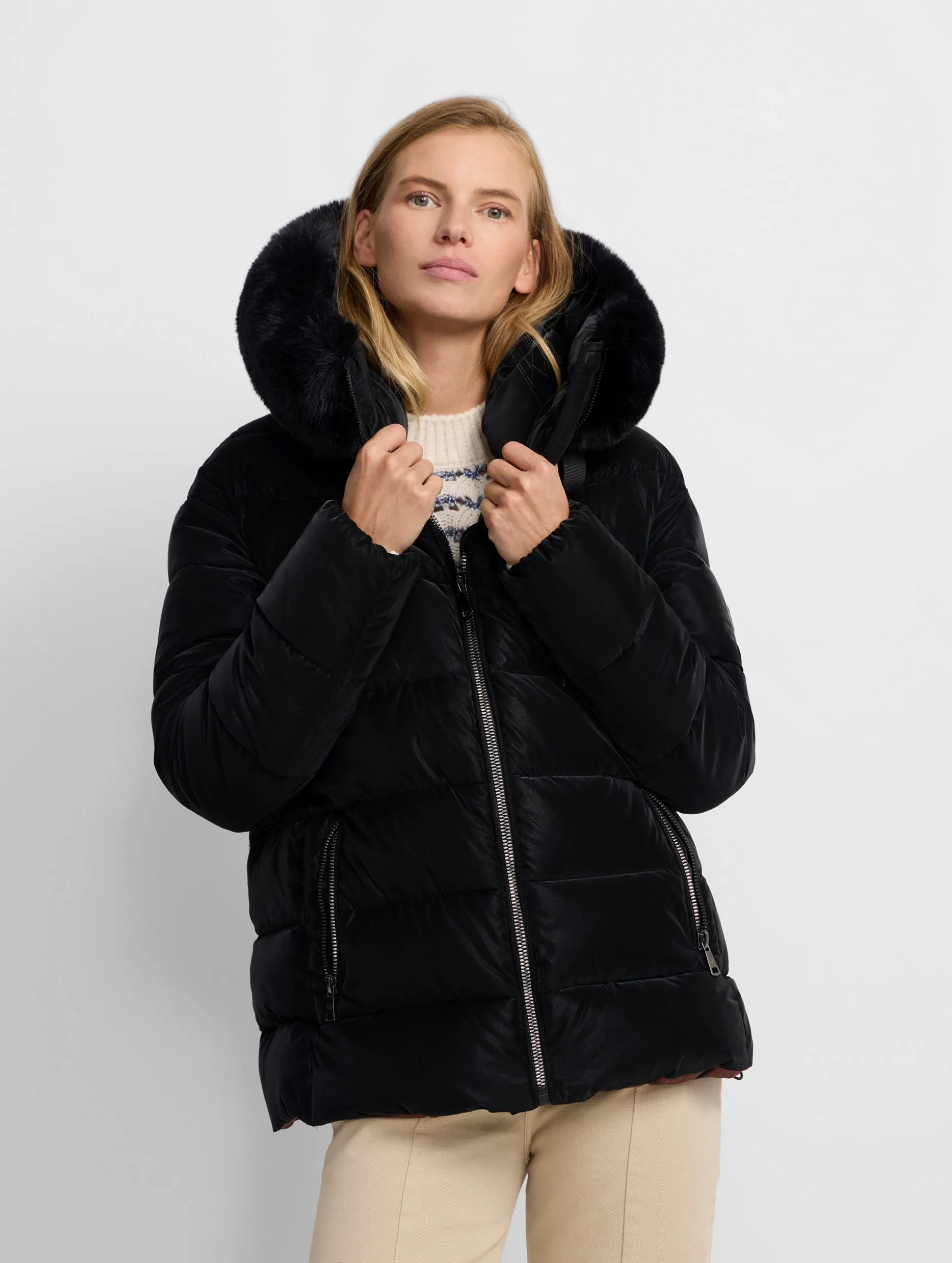 Parka corta acolchada negra