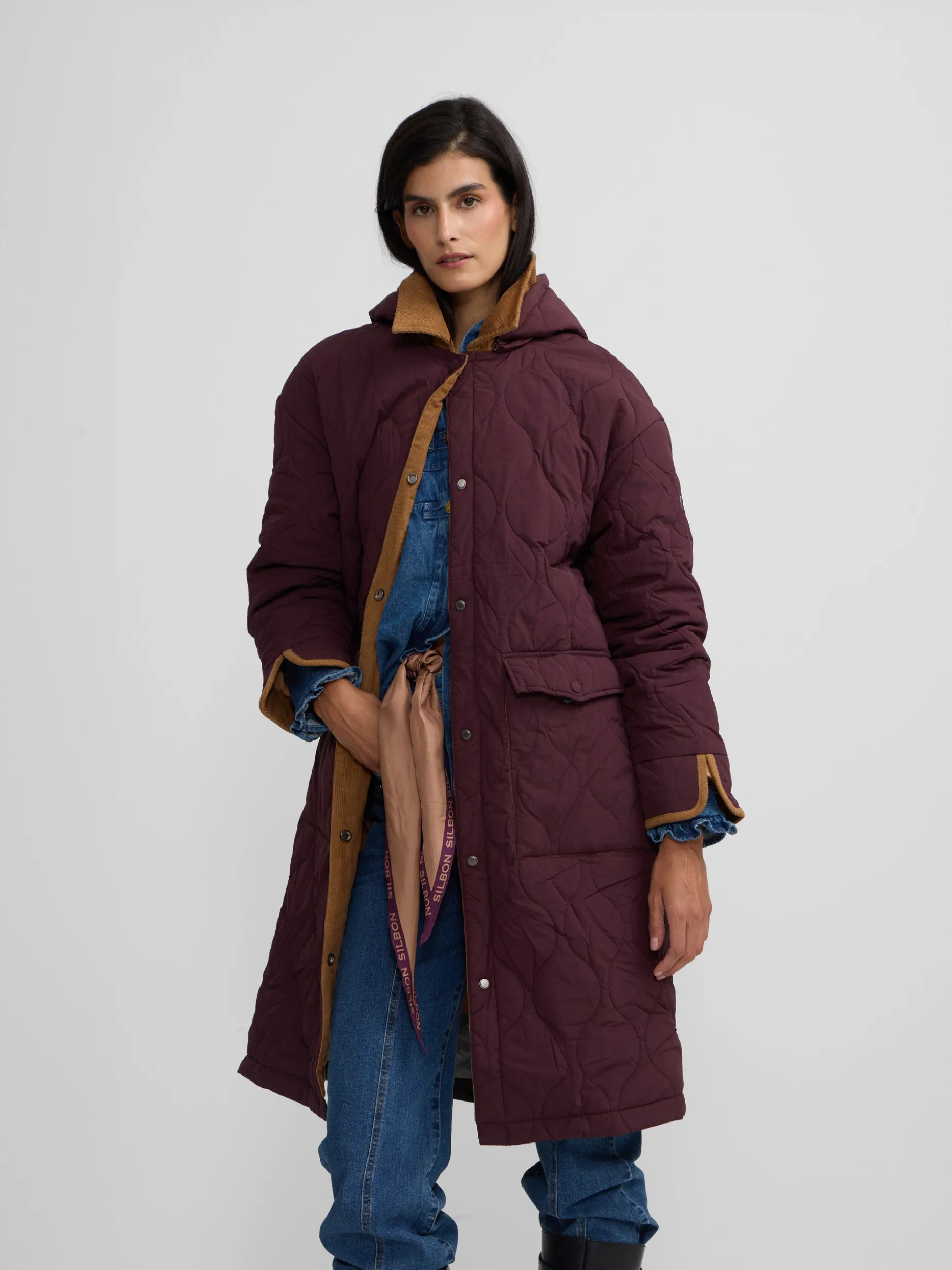 Parka larga acolchada detalles pana burdeos