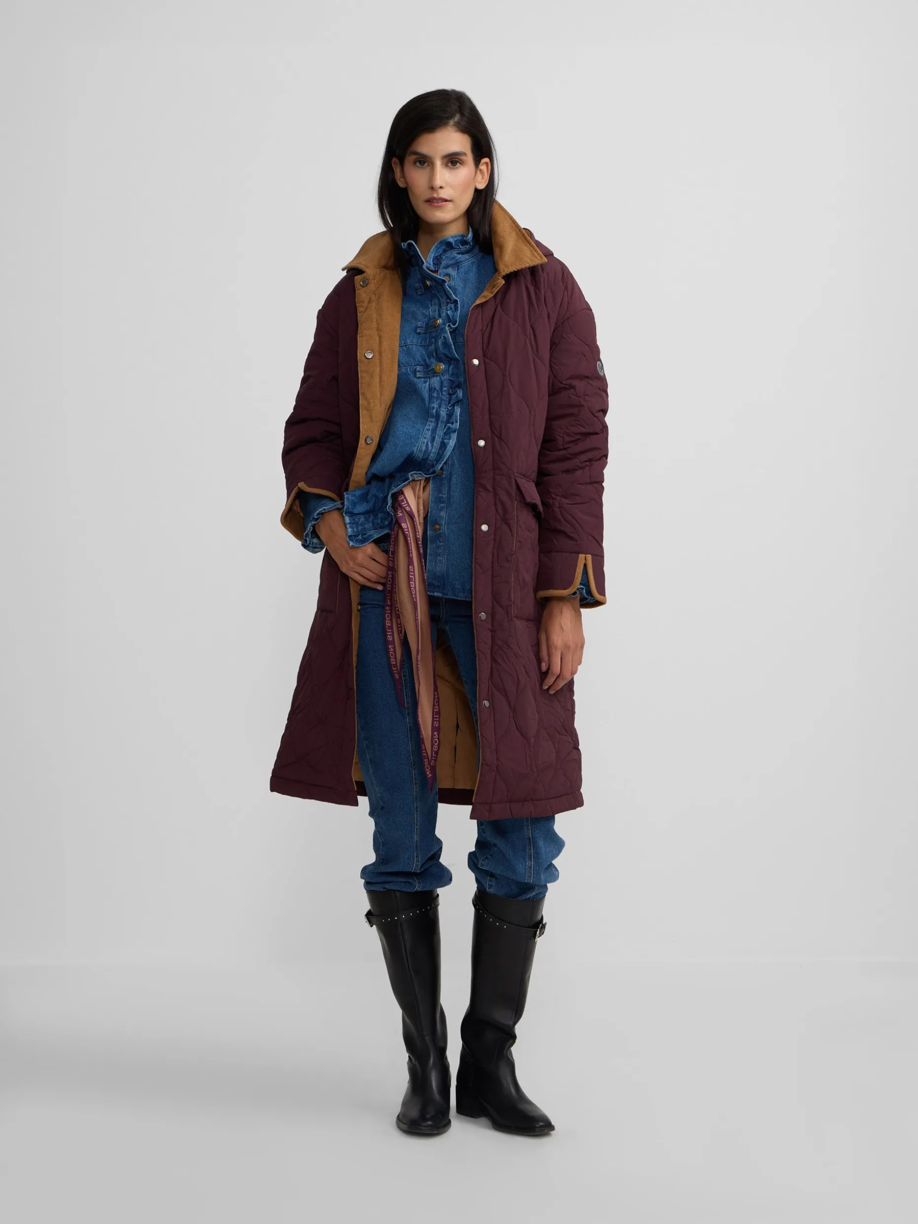 Parka larga acolchada detalles pana burdeos