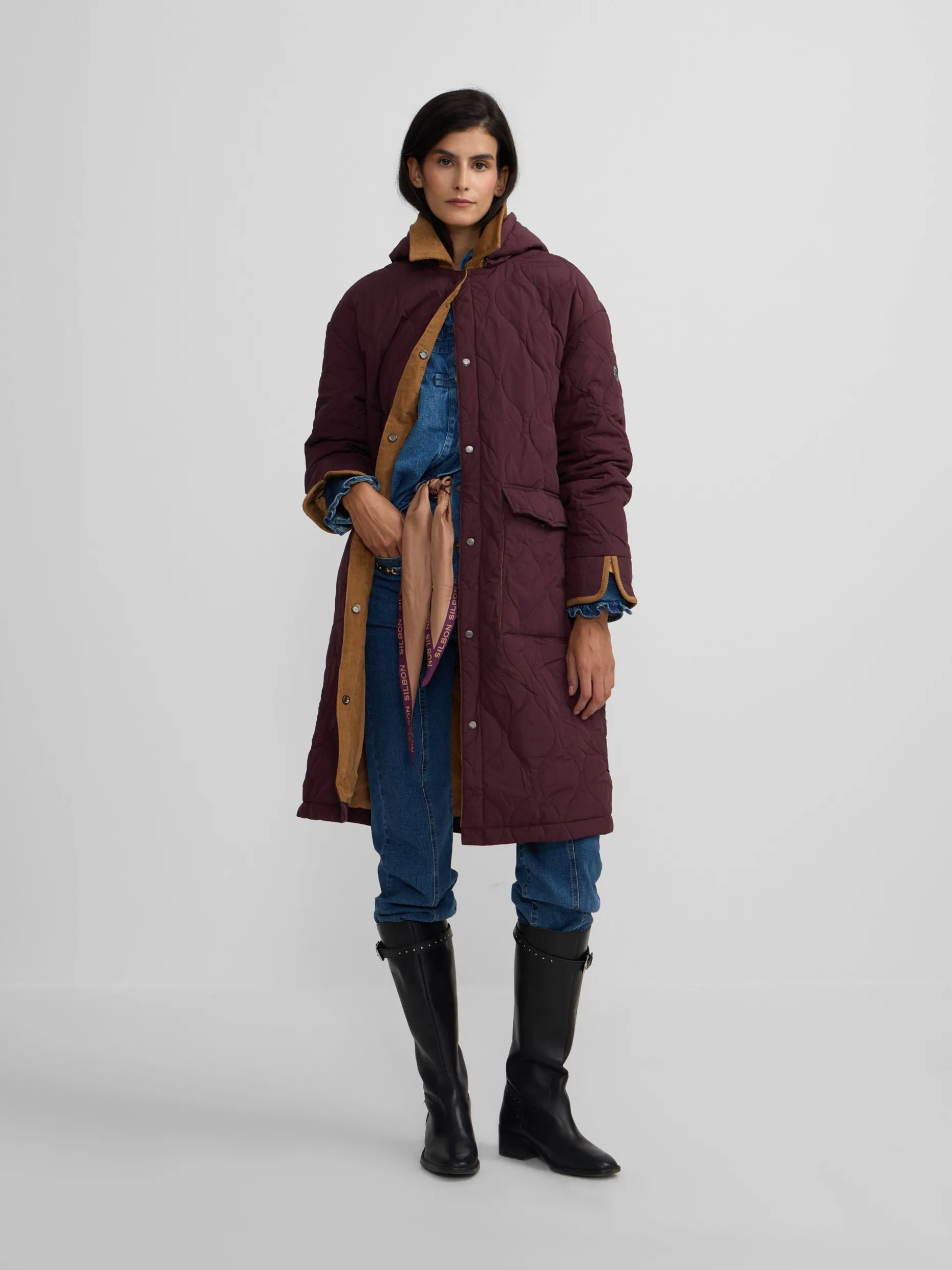 Parka larga acolchada detalles pana burdeos