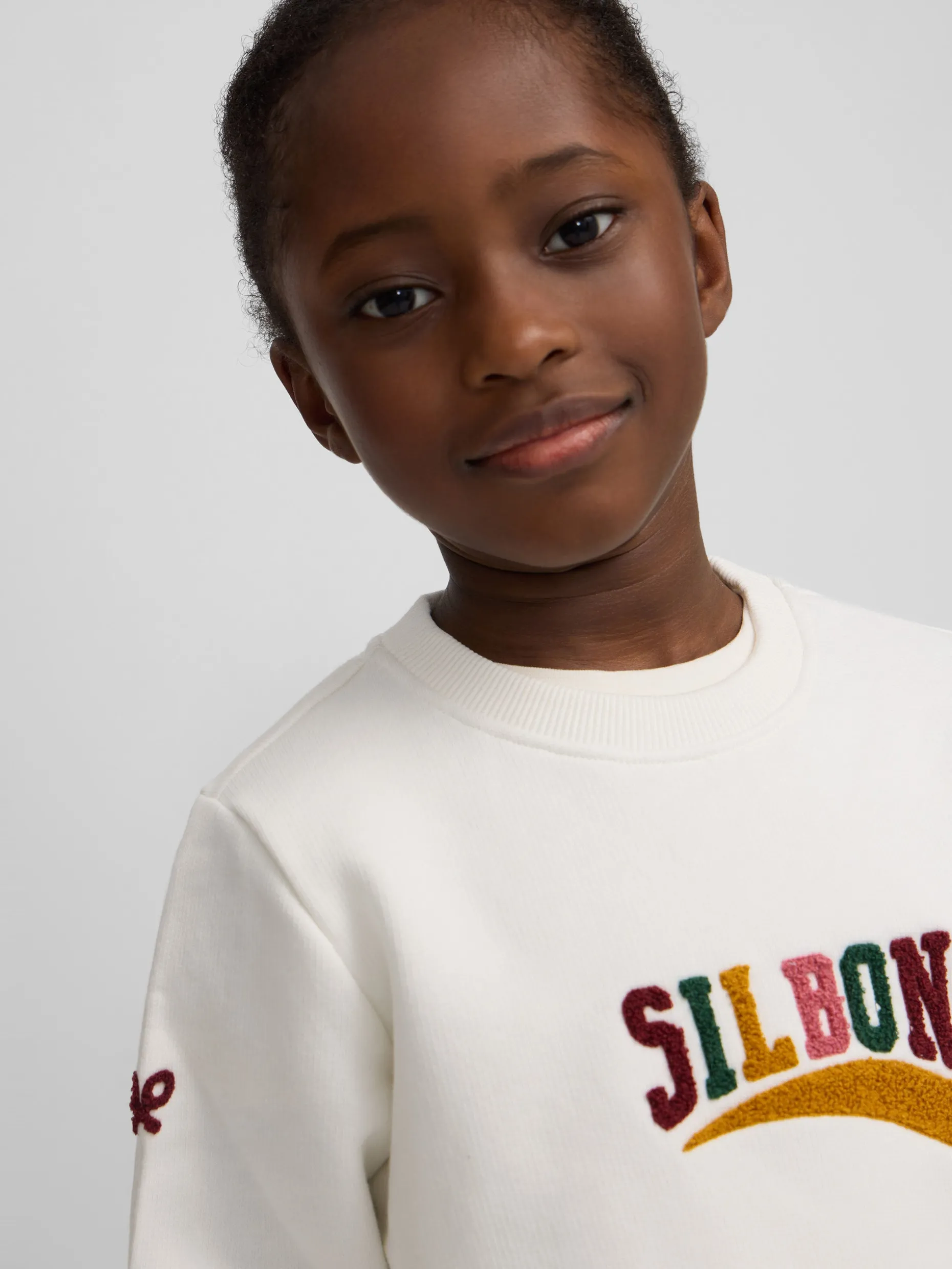 Sudadera girl letras silbon cruda