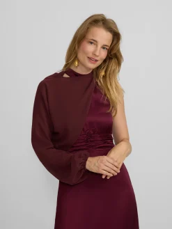 Vestido largo capa satinado burdeos