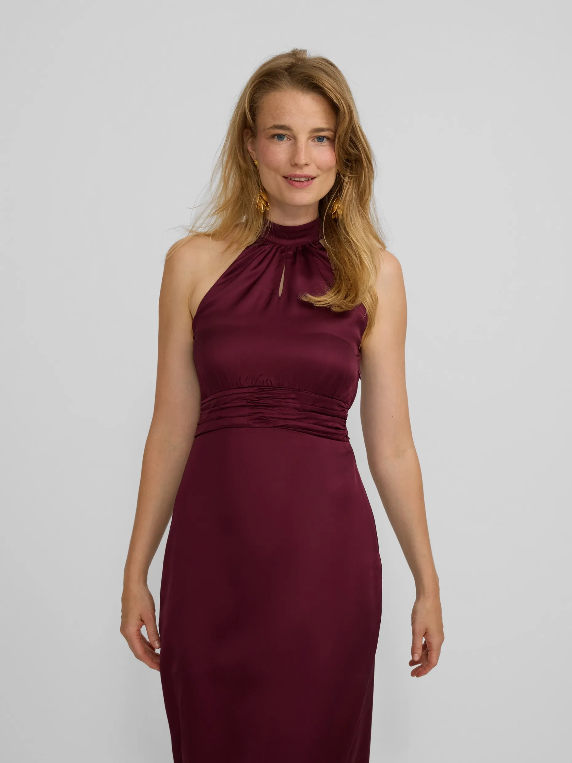 Vestido largo capa satinado burdeos