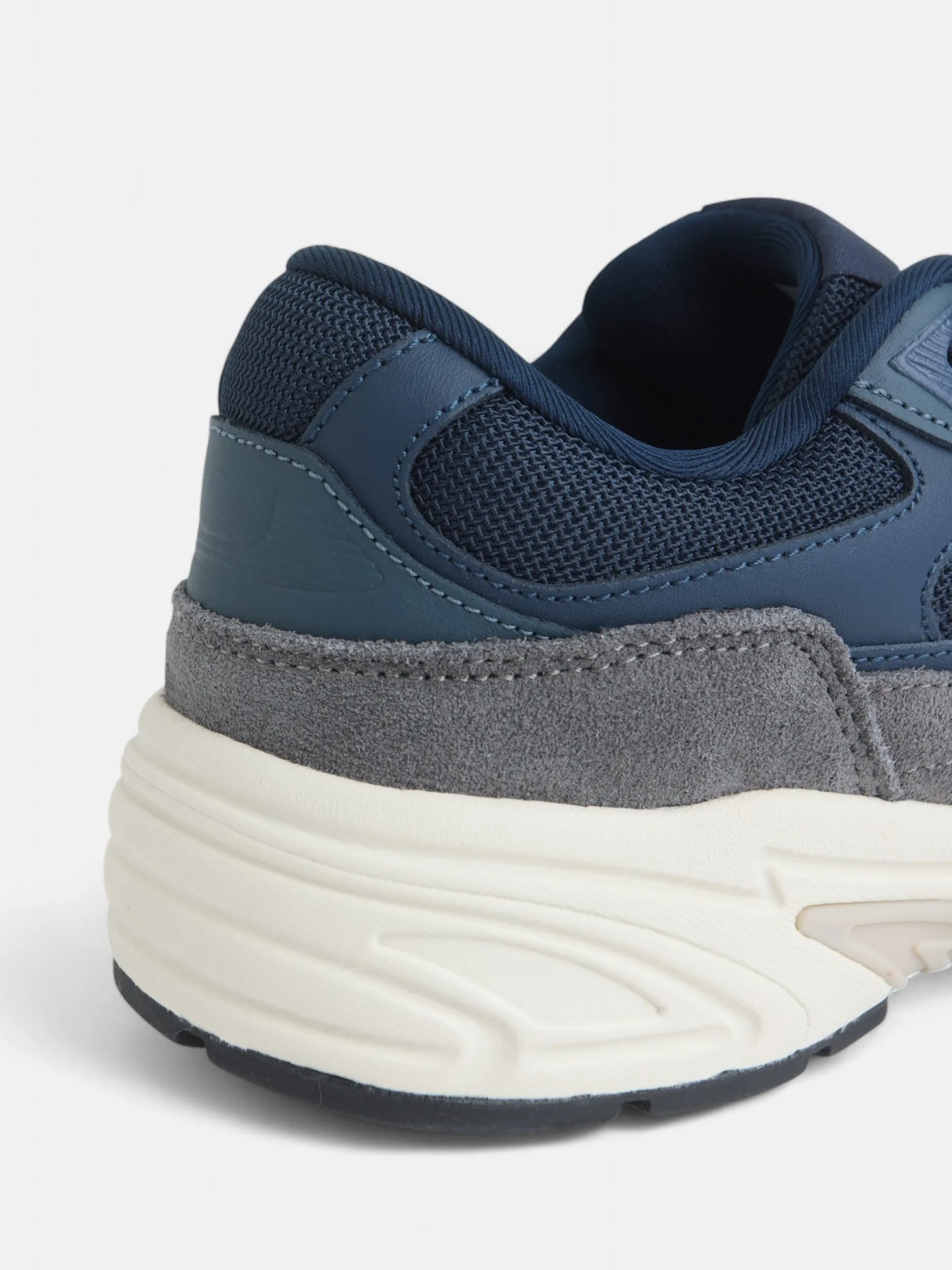Zapatilla running tono azul