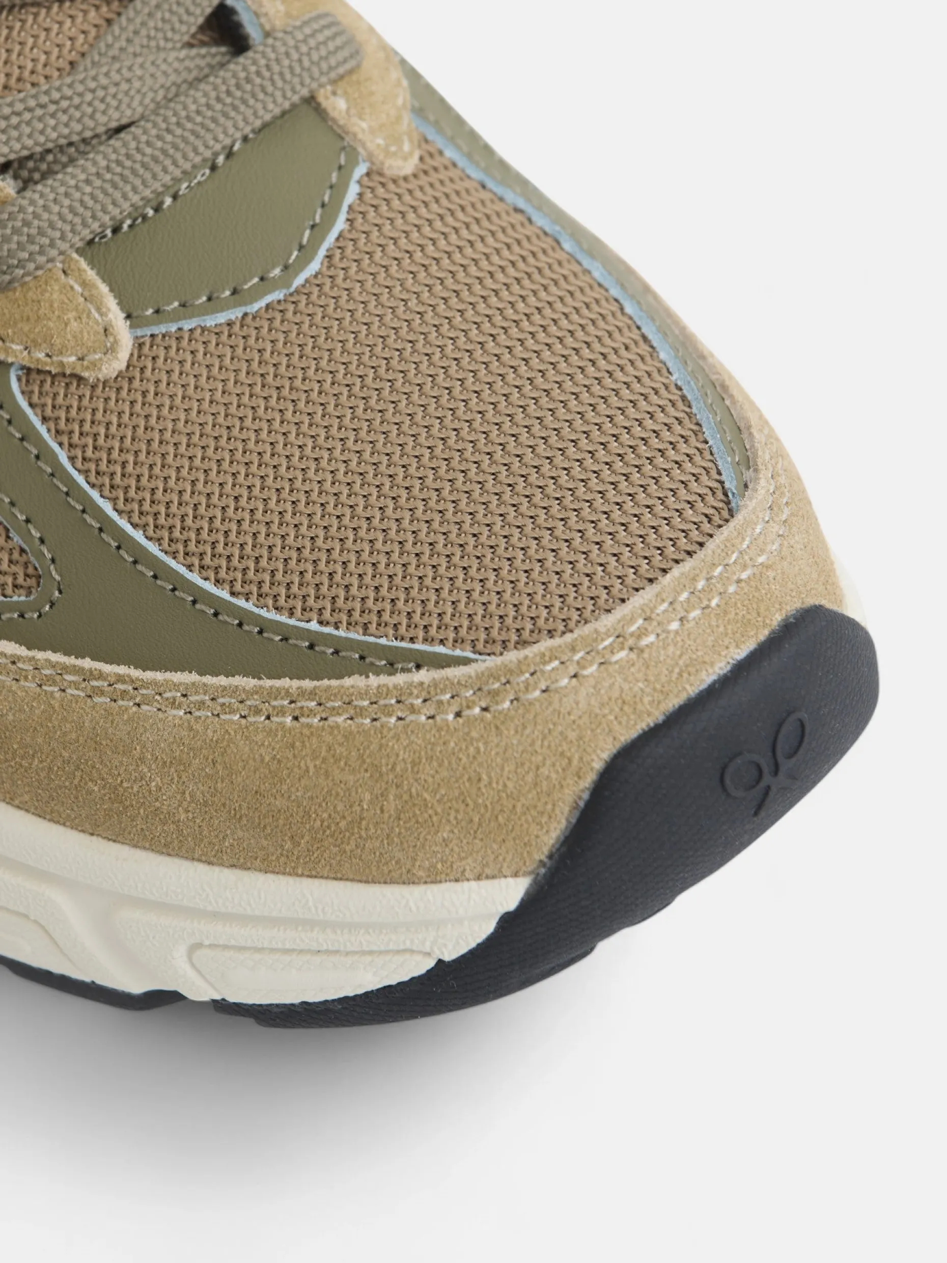 Zapatilla running tono verde