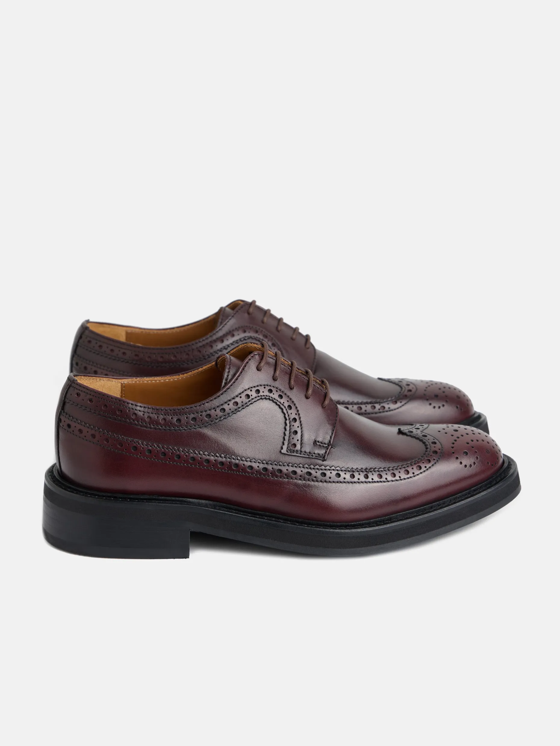 Zapato clasico piel perforado burdeos