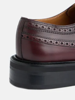 Zapato clasico piel perforado burdeos