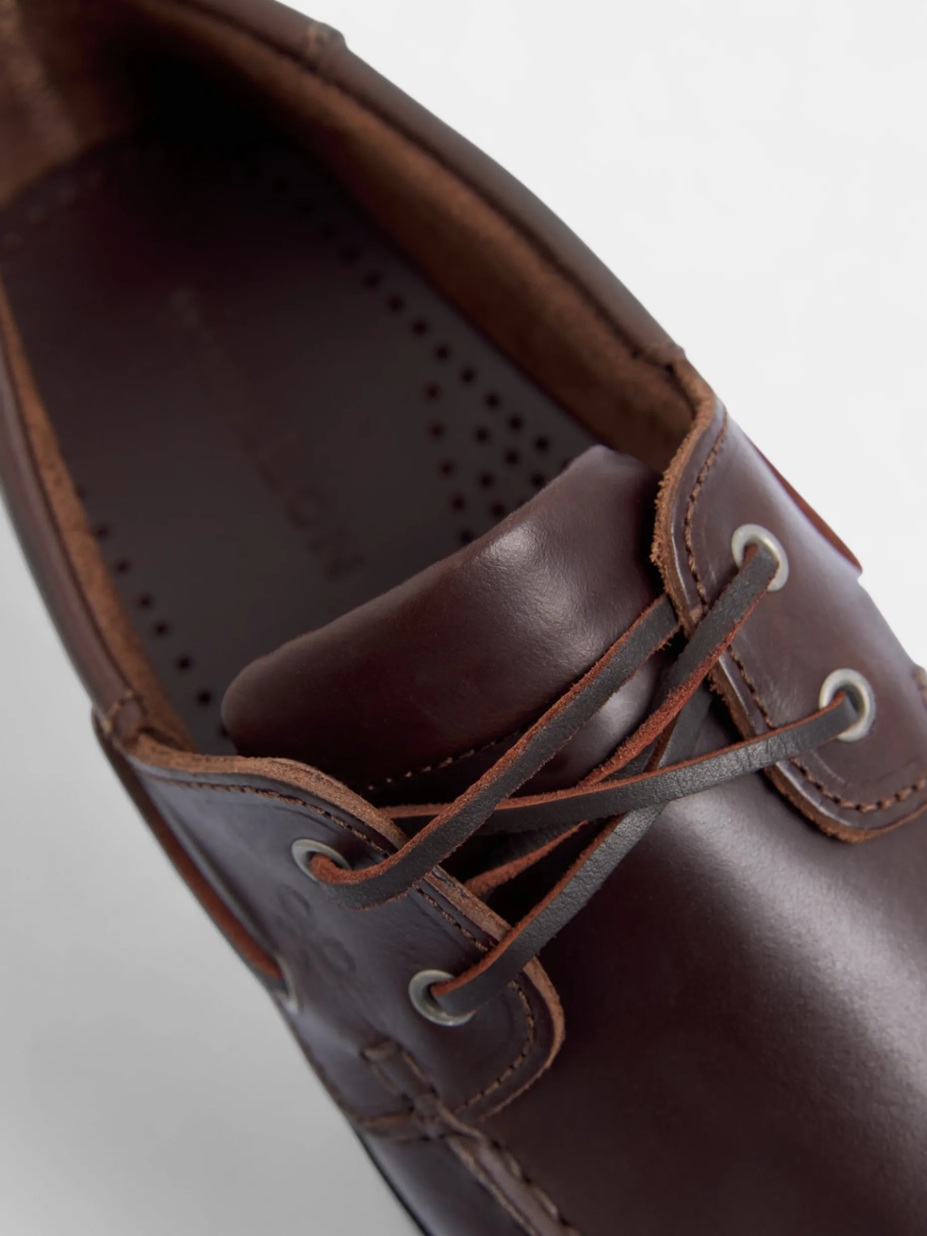 Zapato nautico piel fino marron oscuro